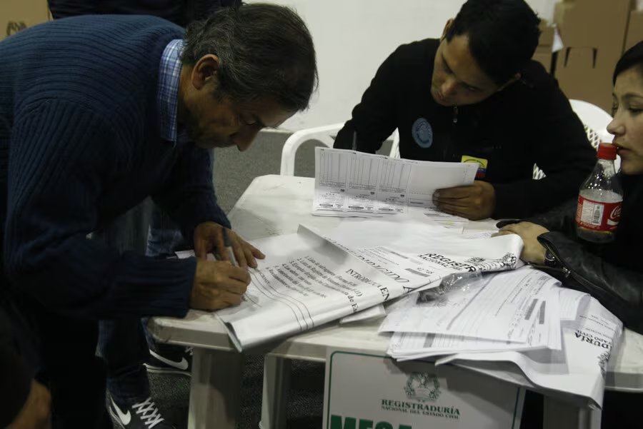 La polémica por dejar casillas en blanco en los formularios E-14 centra el debate sobre posibles riesgos de fraude electoral en Colombia hacia 2026 - crédito Christian Castillo/Colprensa