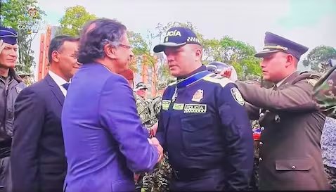 Gustavo Petro entregó la Cruz de Boyacá al coronel Óscar Moreno Arroyabe por su labor en la lucha contra grupos criminales en Cauca - crédito Presidencia