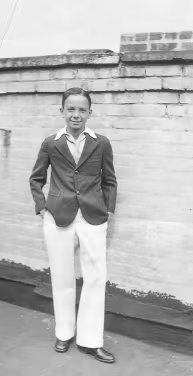 El joven Astor Piazzolla posa en Nueva York en 1934, vestido con sus mejores galas antes de su encuentro con Carlos Gardel.
