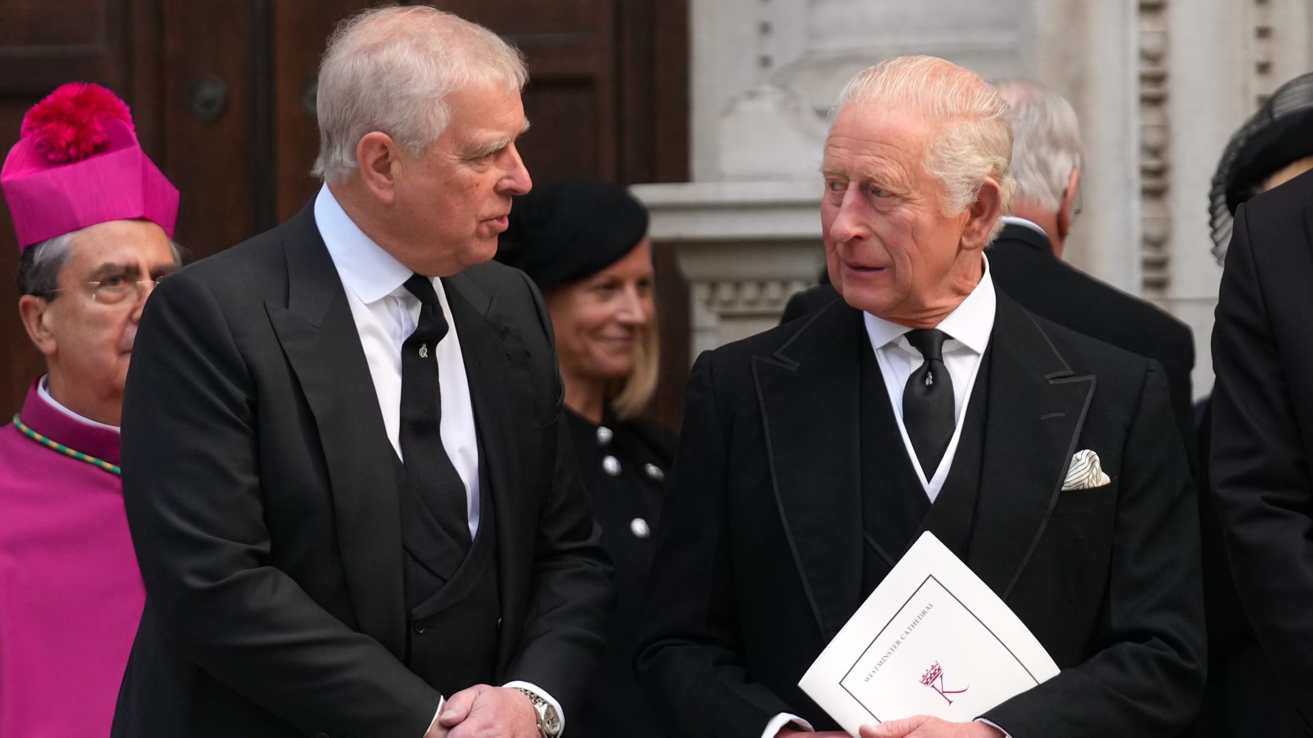 El ex príncipe Andrés, izquierda, y el rey Carlos III de Reino Unido salen después de la misa de réquiem en honor a la duquesa de Kent en la Catedral de Westminster en Londres, el 16 de septiembre de 2025. (AP Foto/Joanna Chan, Archivo)
