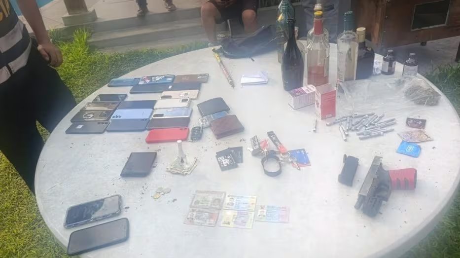 Operativo en Cieneguilla deja 24 detenidos: incautan armas, granadas y droga en vivienda investigada. Infobae Perú / Captura: X.