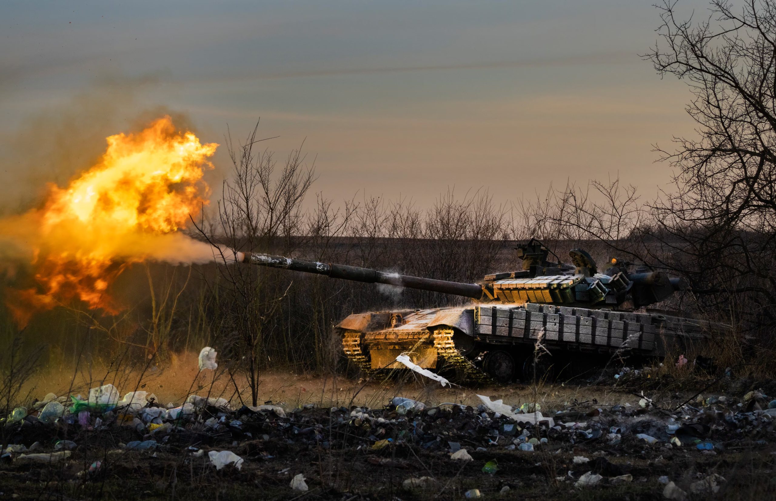 Tanque en Donetsk (archivo, 2024); Zelenski rechaza ceder el 20% de la región porque serviría a Rusia de plataforma para ataques más profundos. (AP Foto/Efrem Lukatsky)