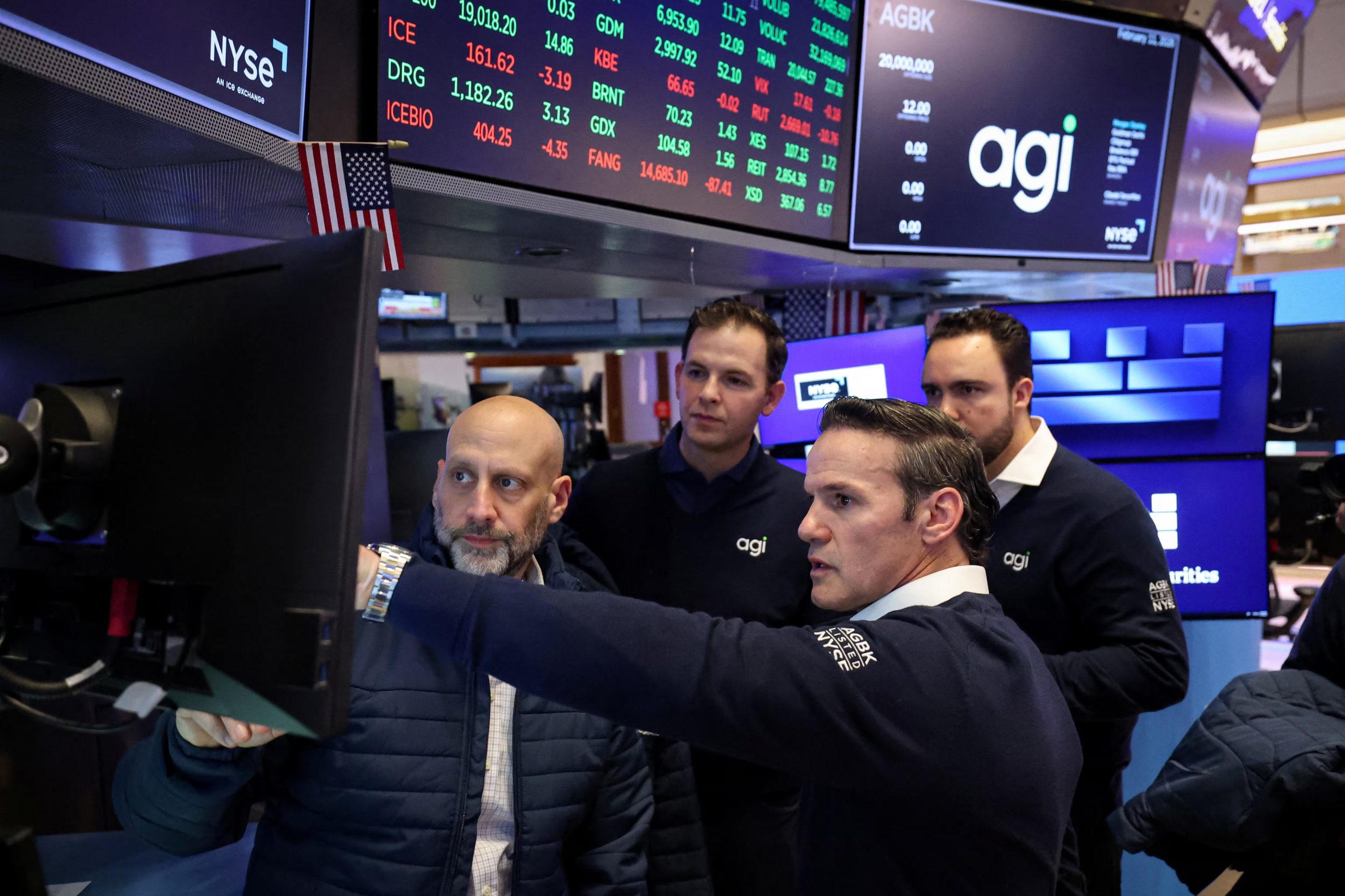 Los temores por el avance de la inteligencia artificial impulsan ventas masivas en sectores como software, servicios financieros y gestión patrimonial (Reuters)