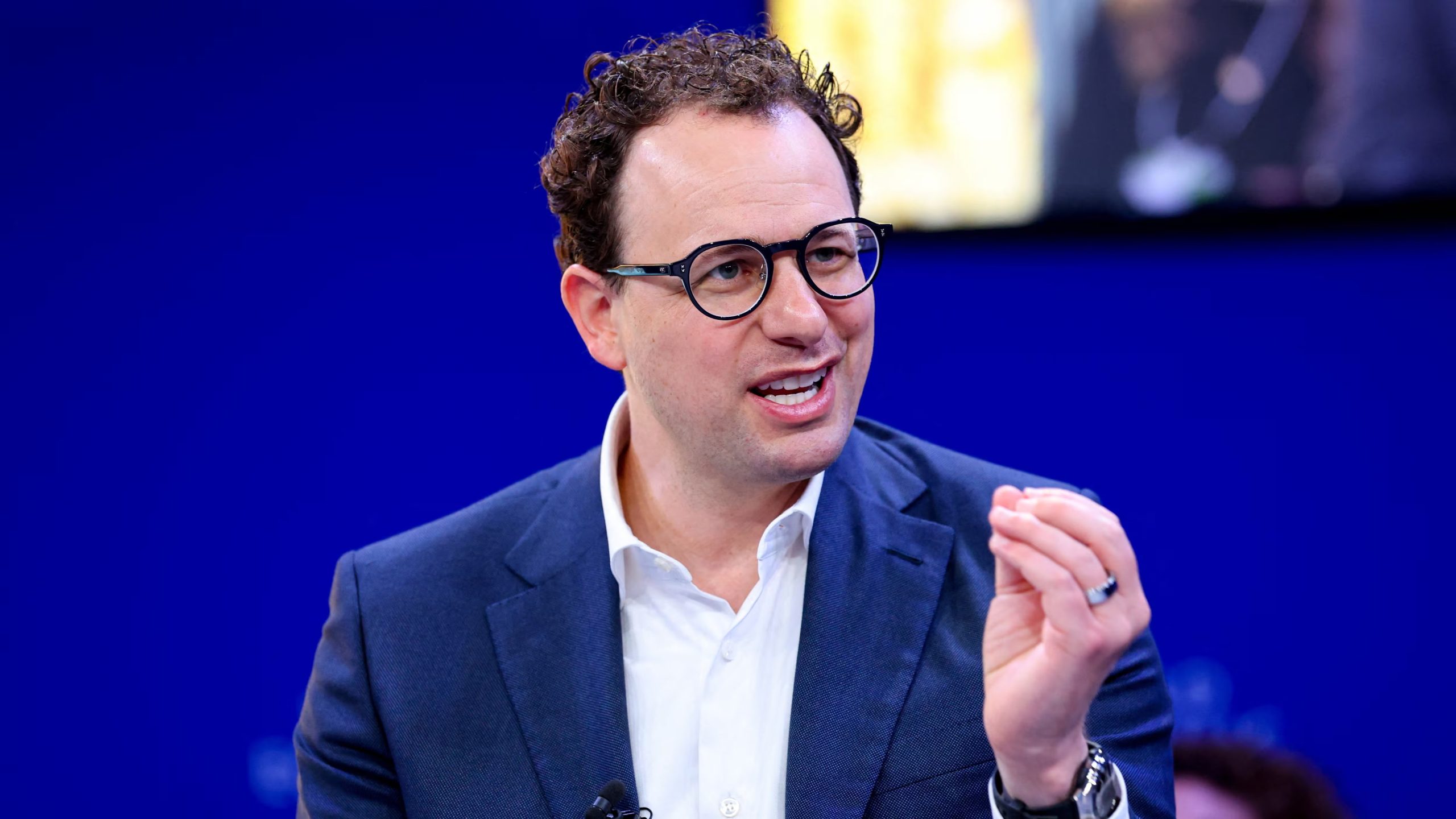 Dario Amodei, CEO de Anthropic, advierte que la inteligencia artificial podría eliminar la mitad de los empleos de cuello blanco de nivel inicial en pocos años (REUTERS/Denis Balibouse)