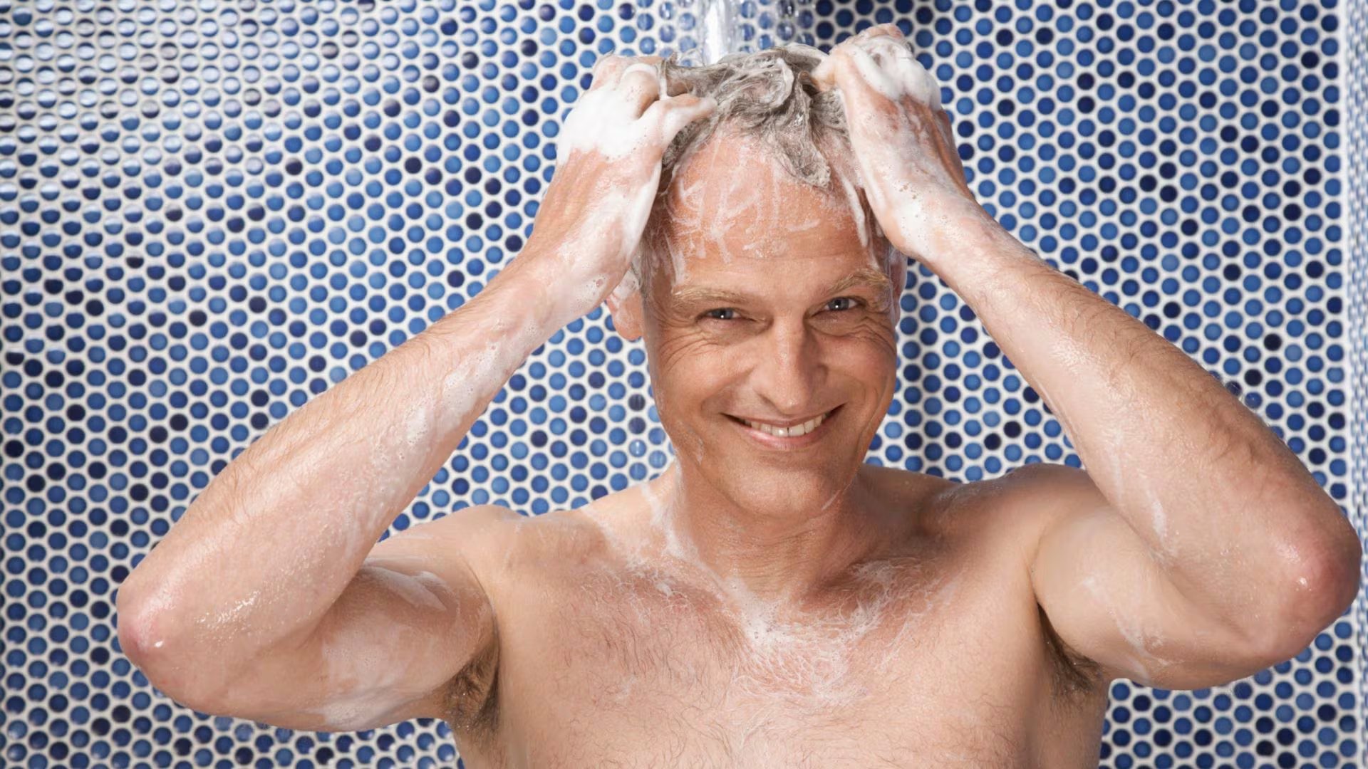 ¿Por qué no es bueno que una persona de 65 años se duche todos los días? (Canva)