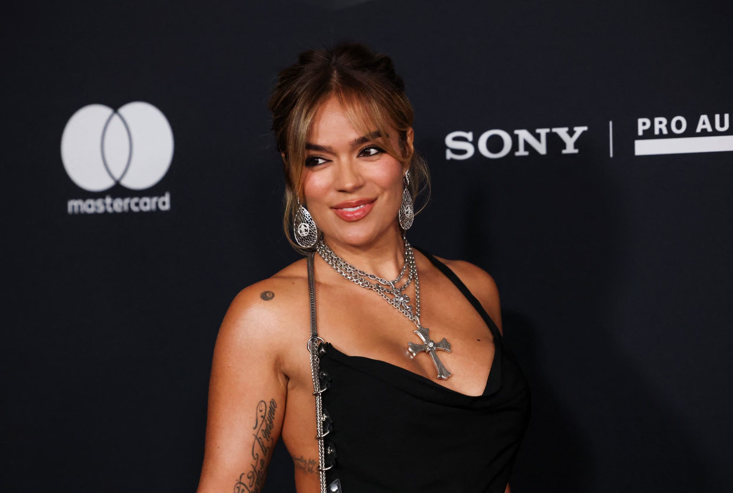 Karol G sorprendió con su atuendo para la fiesta previa a los Grammy, brindada por Clive Davis - crédito Mario Anzuoni/REUTERS