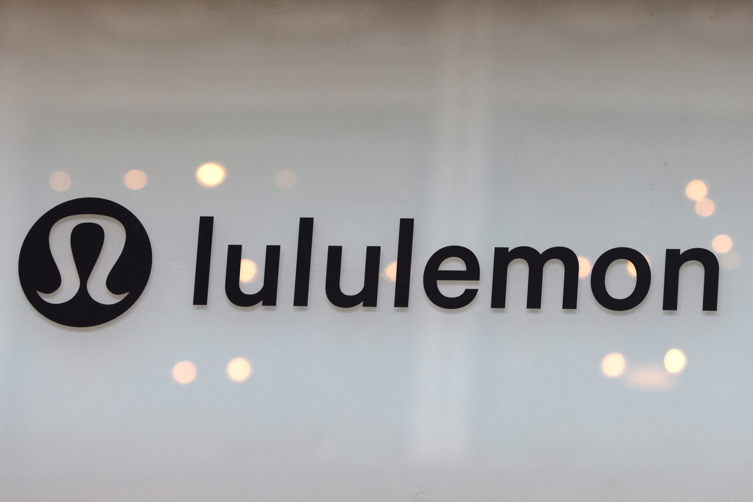 El fundador Chip Wilson critica públicamente a la gestión de Lululemon y acusa a la dirección de abandonar la innovación por las finanzas (REUTERS/Andrew Kelly/File Photo)