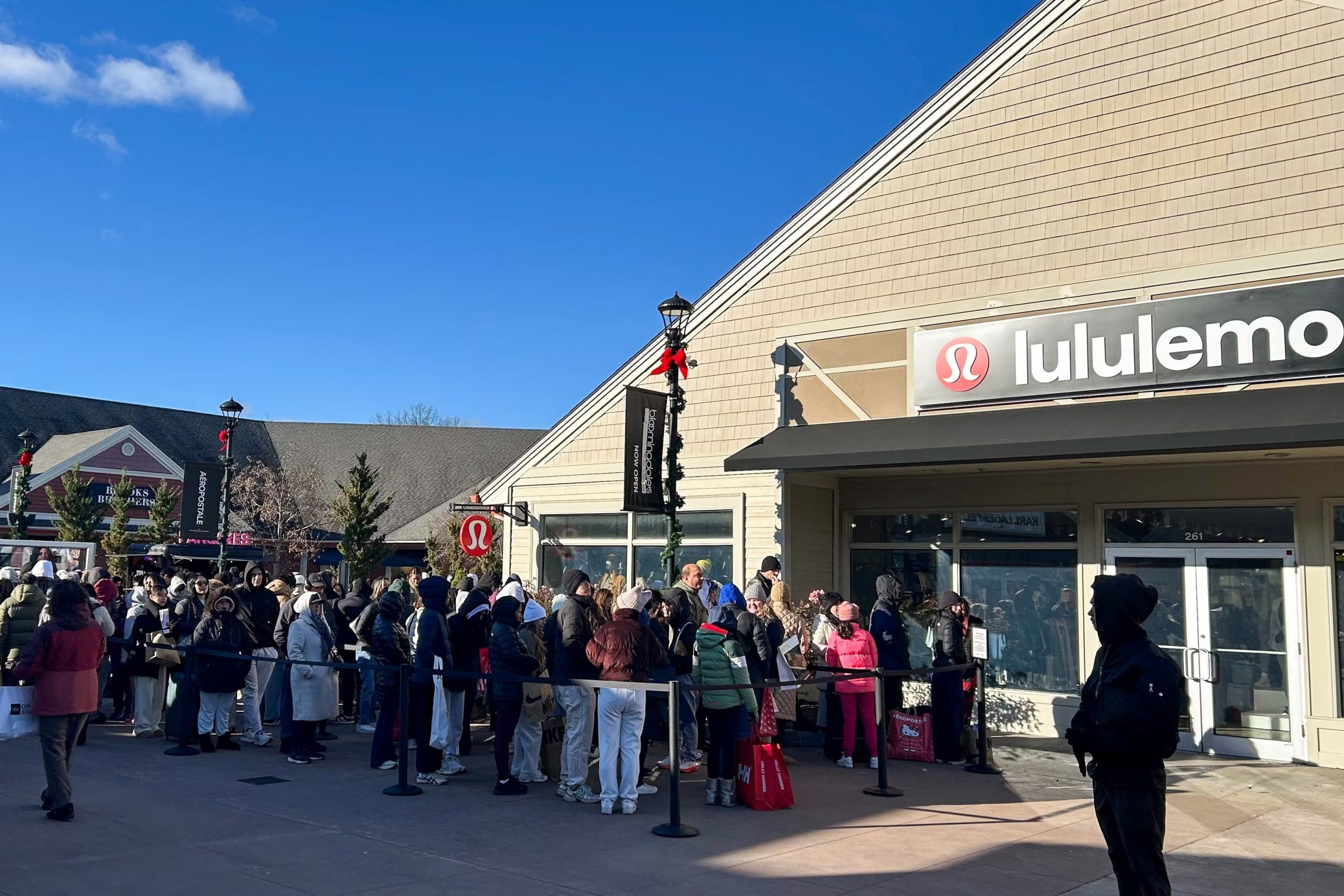 Acciones de Lululemon caen 50% tras un descenso de ventas y la renuncia del CEO Calvin McDonald, marcando una crisis sin precedentes (REUTERS/Jessica DiNapoli)