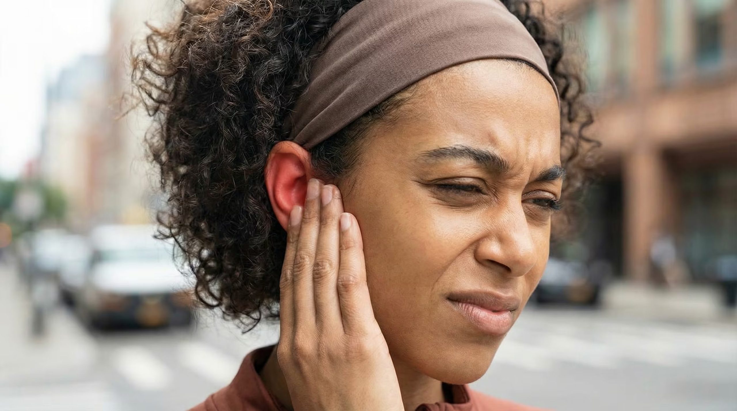 Para proteger la salud auditiva al usar auriculares convencionales, es clave mantener prácticas responsables, incluso si no se recurre a modelos de oído abierto. (Imagen Ilustrativa Infobae)