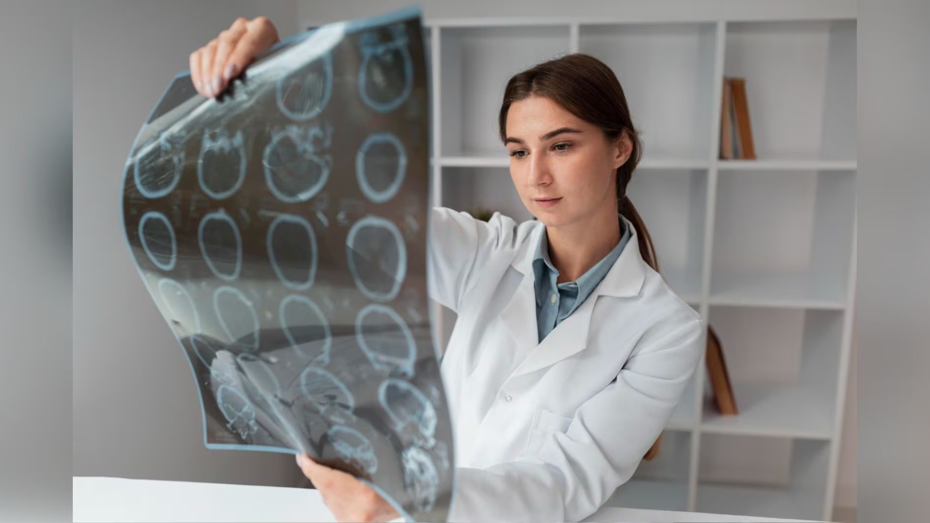 El ACV hemorrágico puede afectar tanto a adultos mayores como a personas jóvenes (Freepik)