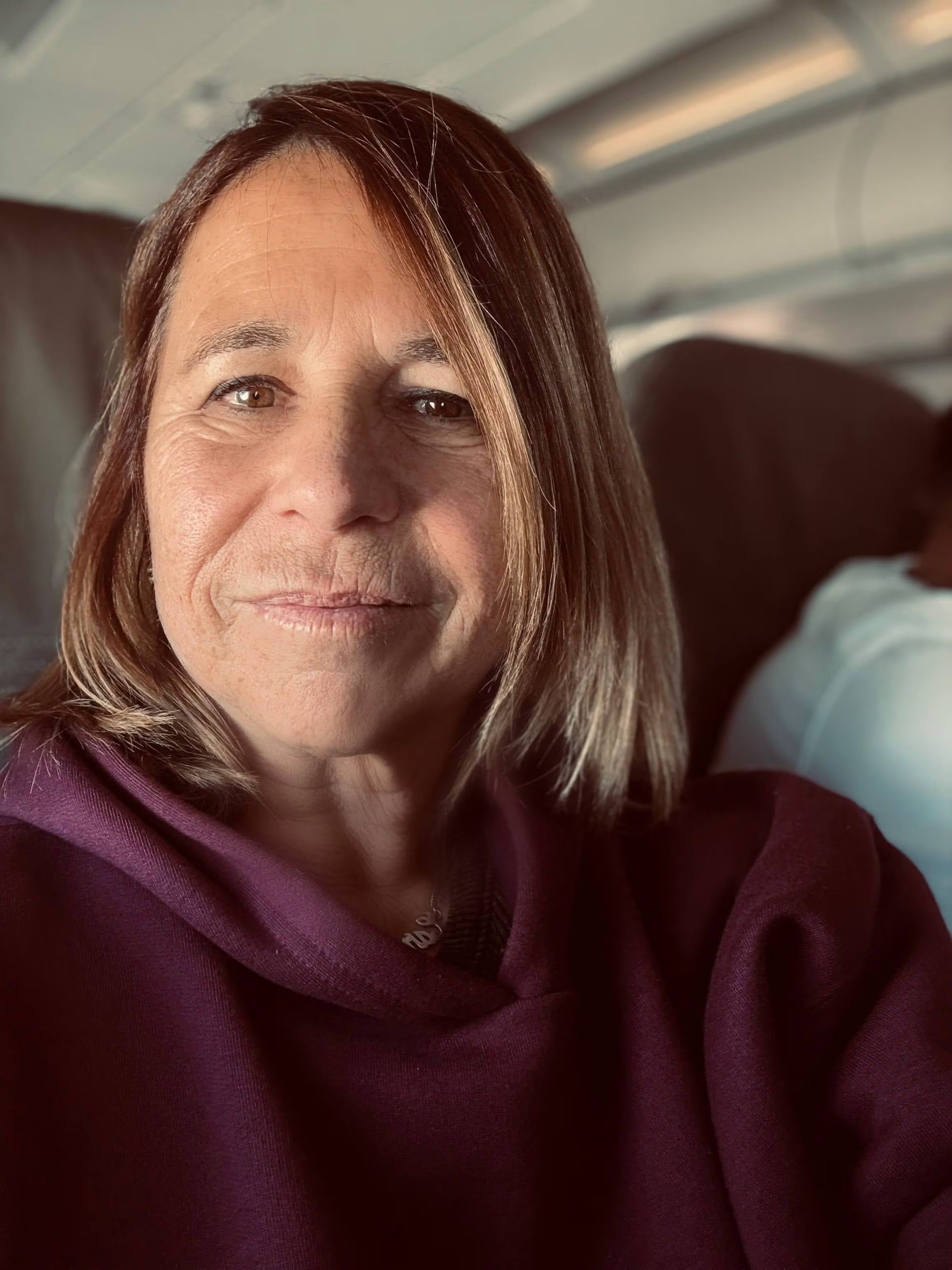 Carola Sixto sonríe con tranquilidad a bordo de un avión, celebrando haber superado su miedo a volar. 