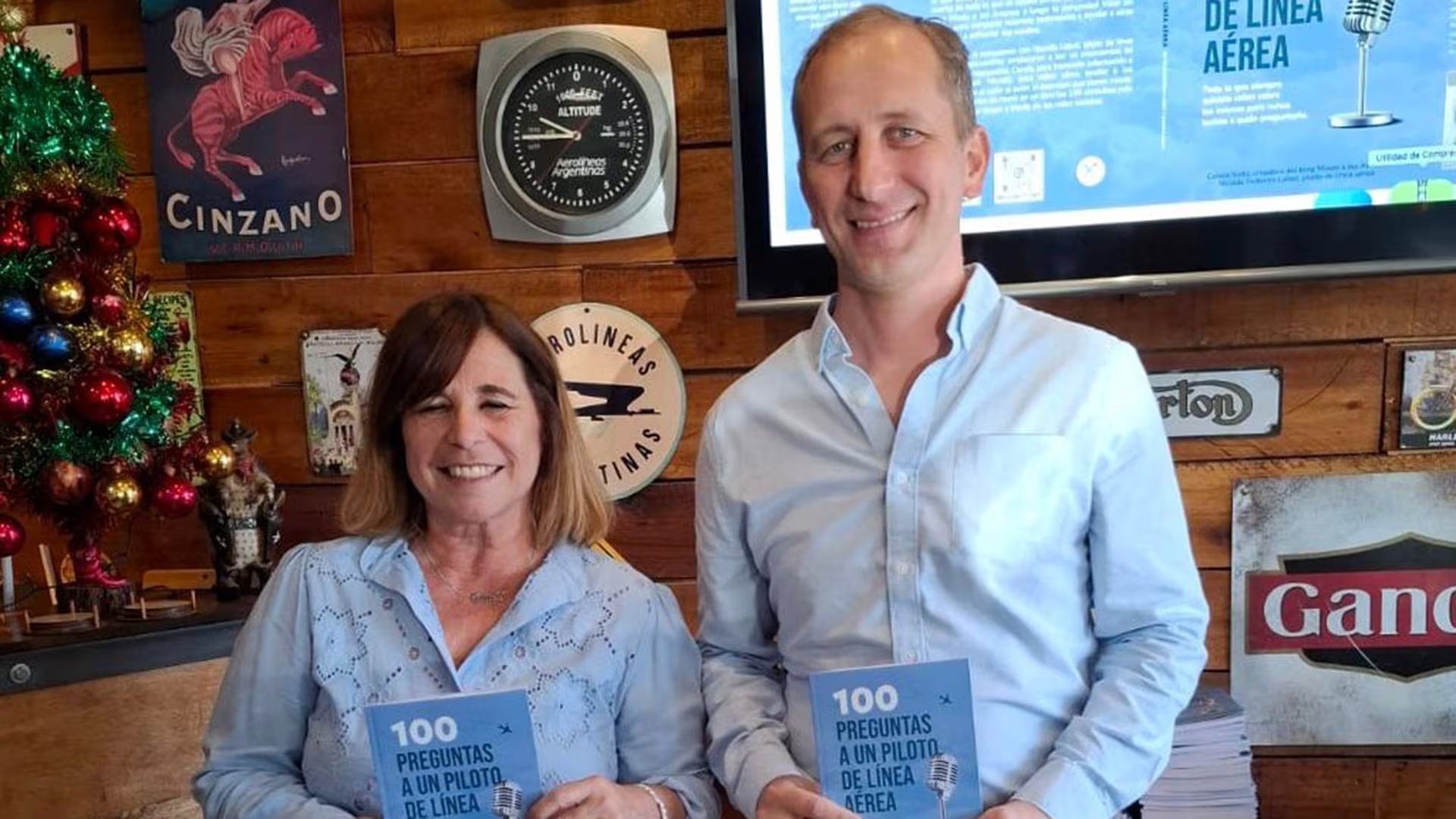 Carola Sixto y Nicolás Labat, con su libro.