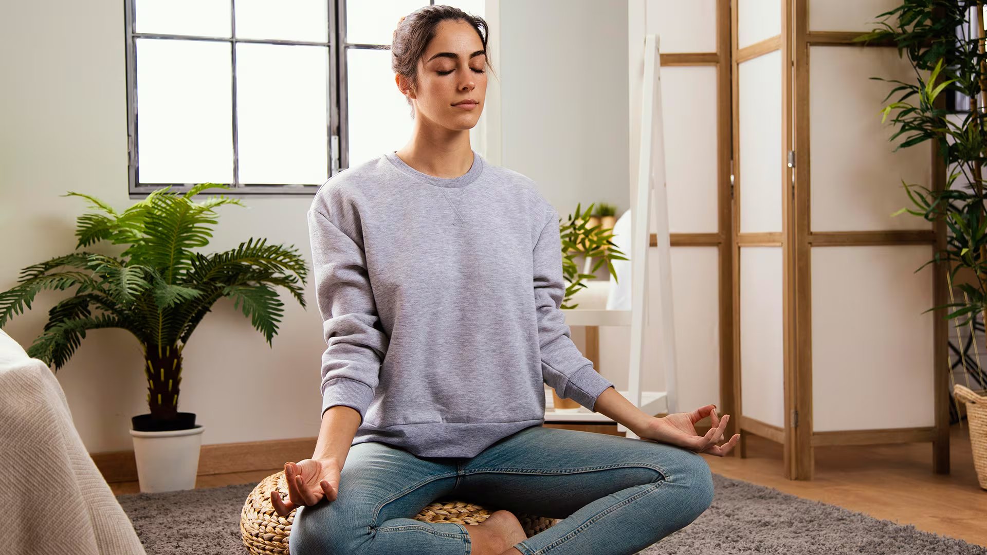 Los microdescansos impactan en el equilibrio neuroendocrino y pueden disminuir la inflamación vinculada al estrés crónico (Freepik)