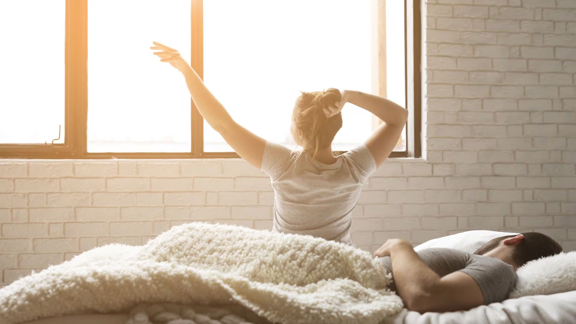 La exposición a la luz solar matutina activa hormonas que despiertan el cuerpo más rápido que una taza de café, afirman expertos en cronobiología y neurociencia aplicada.  (Freepik)