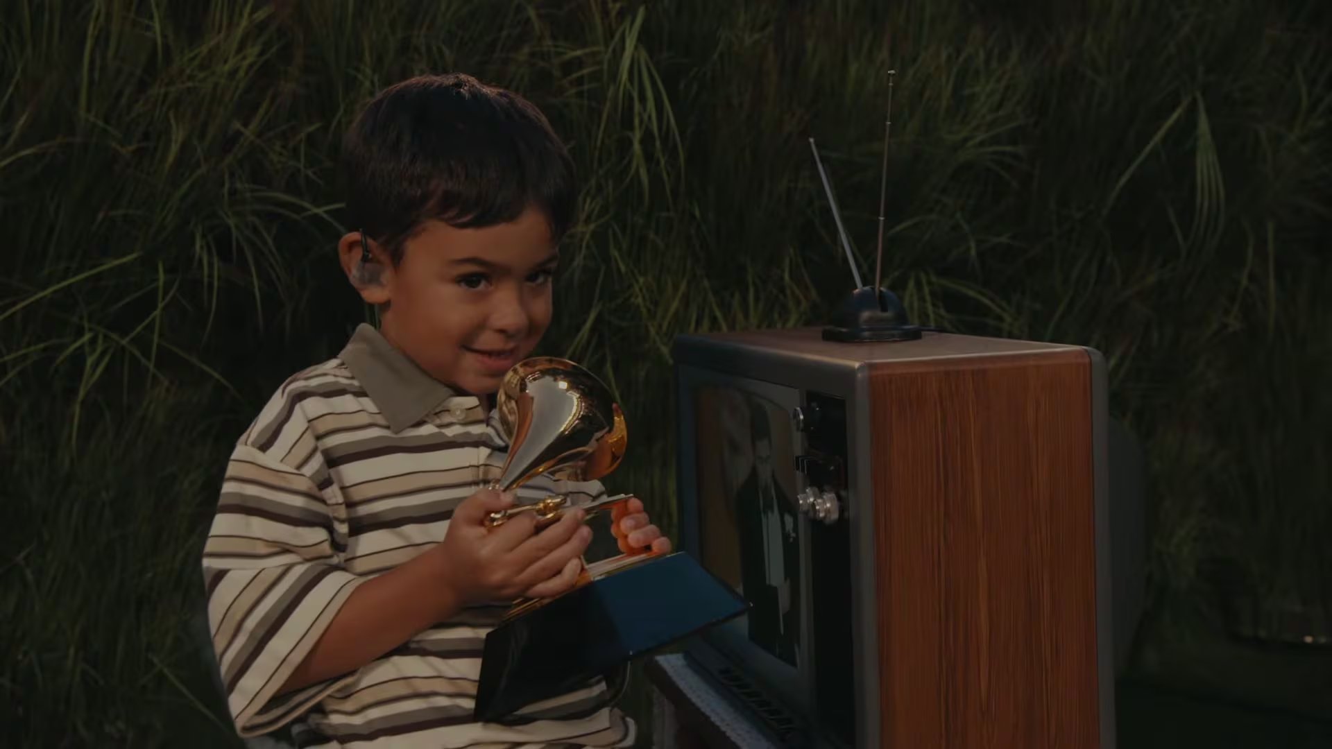 El momento clave del show fue cuando el artista puertorriqueño entregó su Grammy a un niño, generando interpretaciones emocionales y especulaciones entre seguidores (NFL)