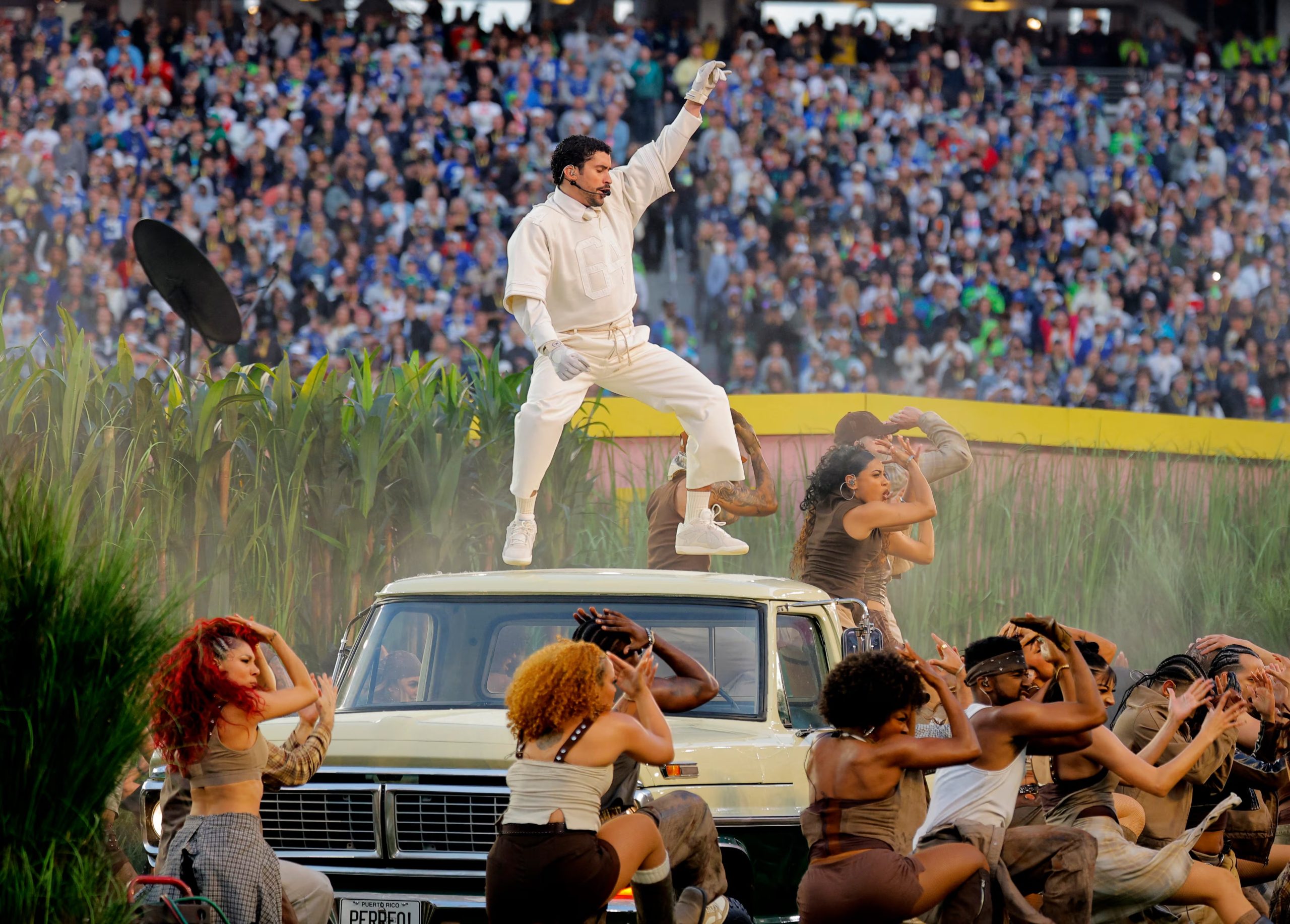 Por primera vez, el Super Bowl ofreció un espectáculo de medio tiempo completamente en español, subrayando la representación y la unidad de la comunidad latina (REUTERS/Mike Blake)