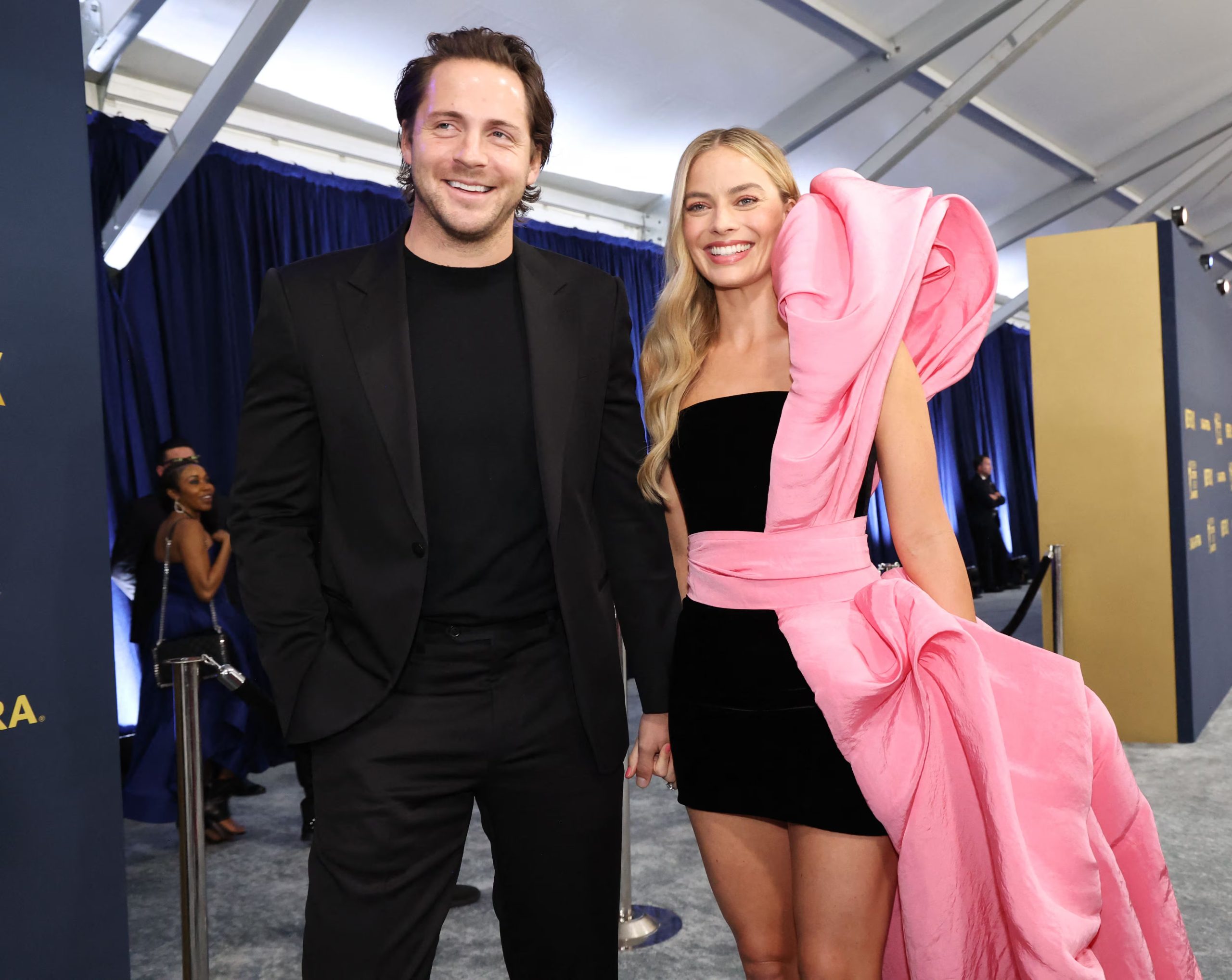 El perfil bajo de Tom Ackerley contrasta con la exposición mediática de Margot Robbie