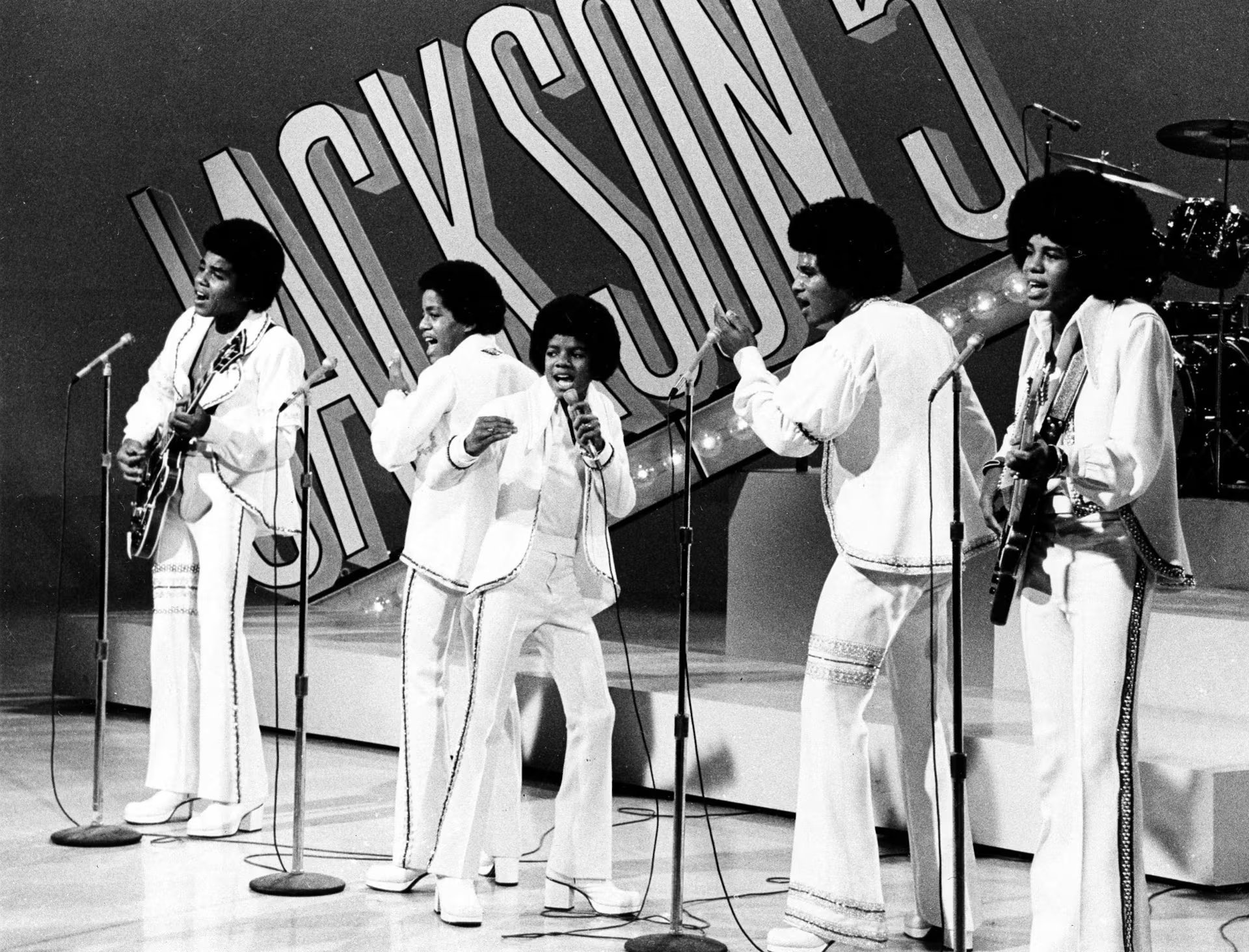 La infancia de los hermanos Jackson estuvo marcada por el trabajo conjunto en la banda, que los catapultó a la fama internacional durante los años 70 (AP)