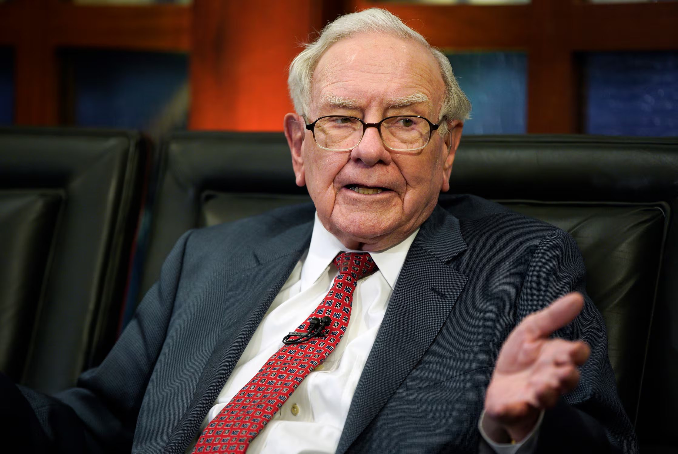 Warren Buffett lideró la filantropía estadounidense con USD 68.300 millones donados, reforzando su enfoque en salud y lucha contra la pobreza (AP)