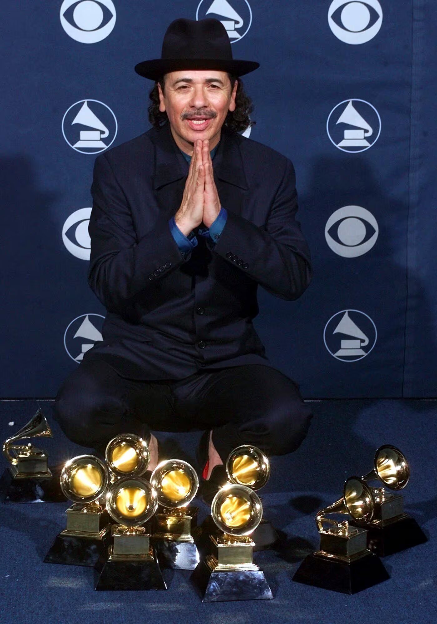 ARCHIVO - Carlos Santana posa con sus premios Grammy en la 42a entrega anual de los Premios Grammy en Los Angeles el 23 de febrero del 2000. El documental