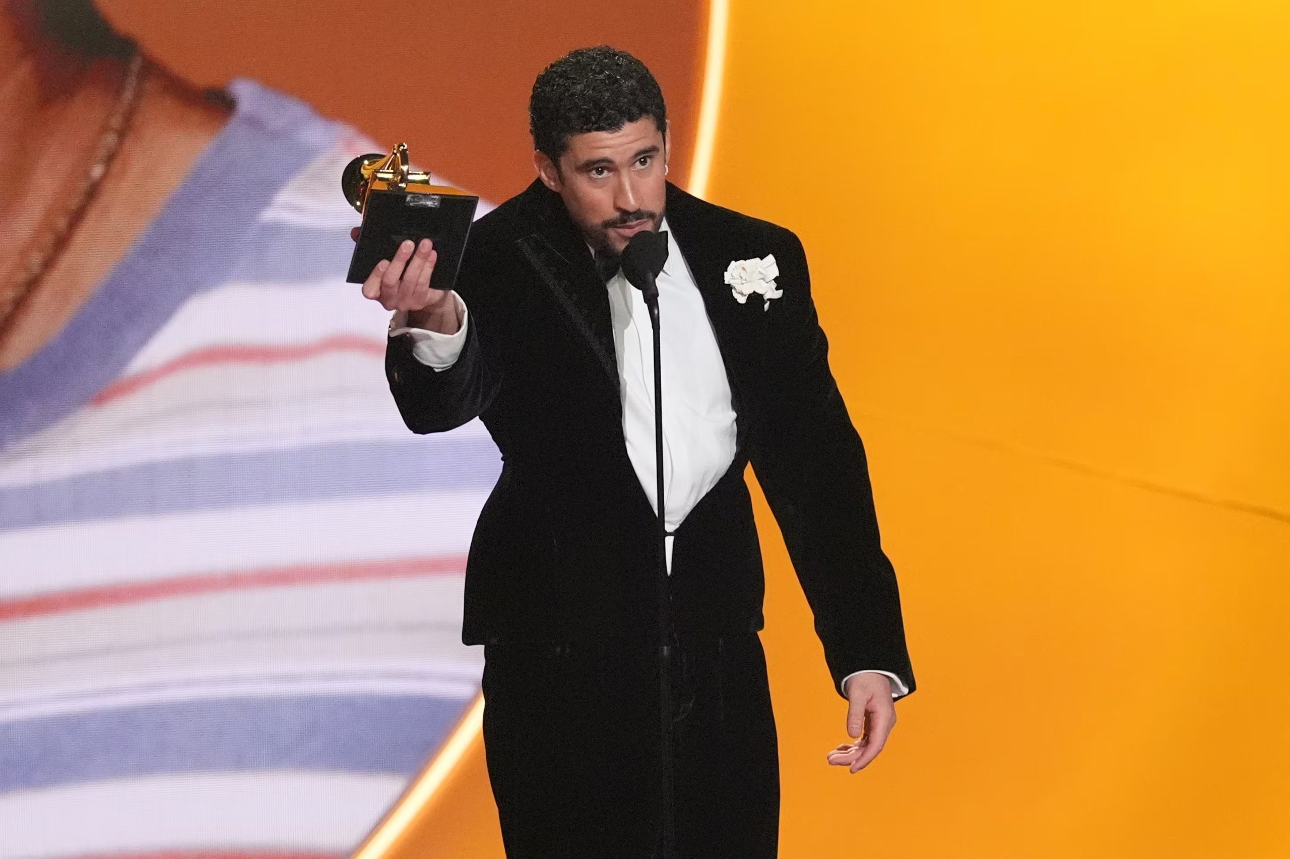 Bad Bunny acepta el premio al álbum del año por