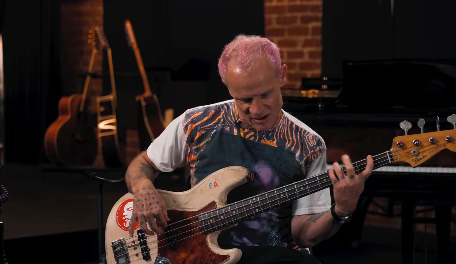 Flea lanza su álbum solista Honora, explorando el jazz experimental y mostrando la versatilidad de los miembros del grupo (Captura de video: YouTube)