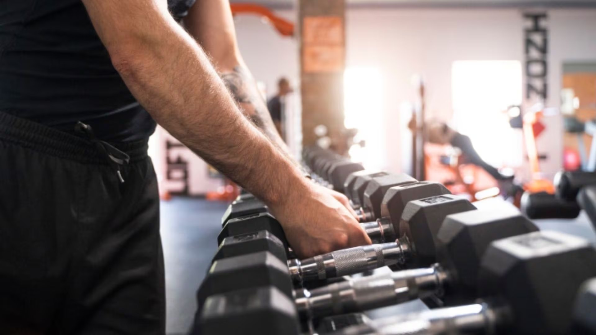 Un estudio analizó más de 15,000 lesiones por entrenamiento de resistencia, destacando caídas de equipos y levantamientos fallidos como causas principales (Crédito: Freepik)