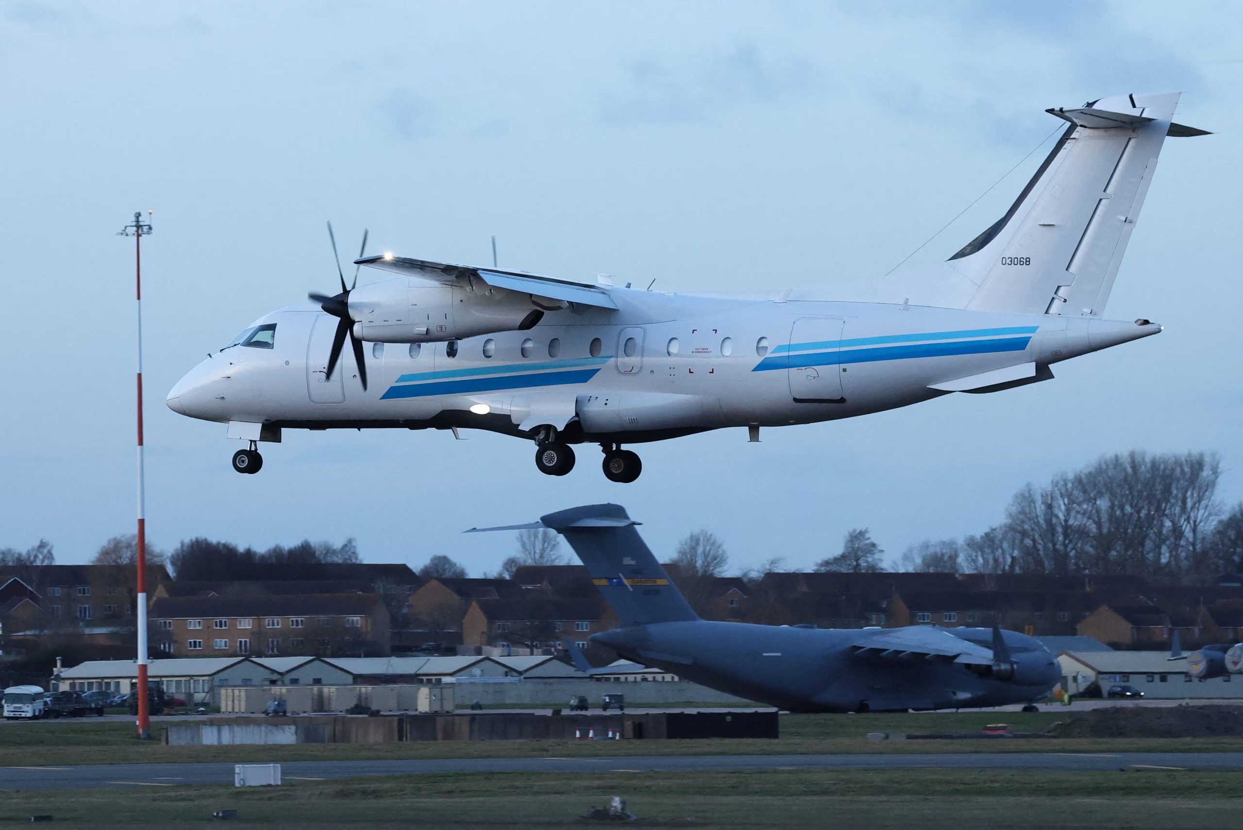 Un avión se aproxima para aterrizar en la base aérea RAF Fairford, Gran Bretaña, el 7 de enero de 2026 (REUTERS/Toby Melville)