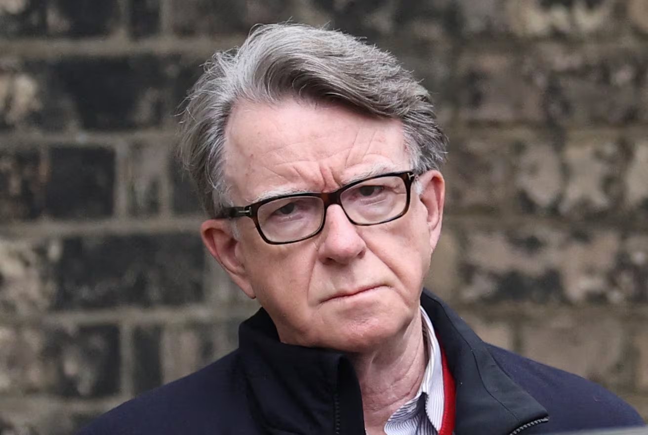 El ex embajador británico en Estados Unidos, Peter Mandelson, sale de su residencia tras ser liberado tras su arresto por la policía de Londres (REUTERS/Toby Melville)