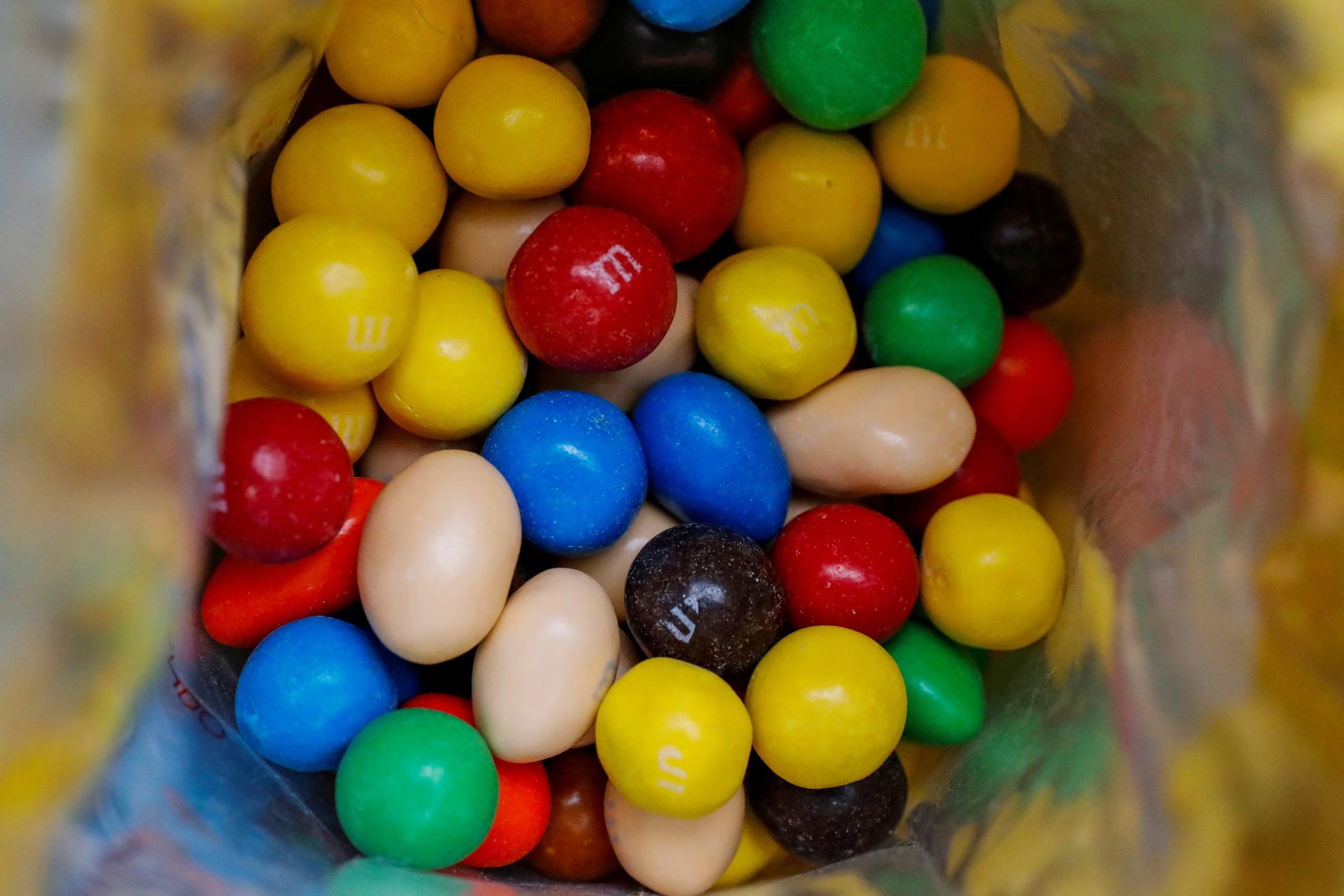 Beacon Promotions Inc. inició la retirada voluntaria tras detectar la ausencia de advertencias sobre leche, maní y soya en los productos promocionales M&M’s. (REUTERS/Brendan McDermid)