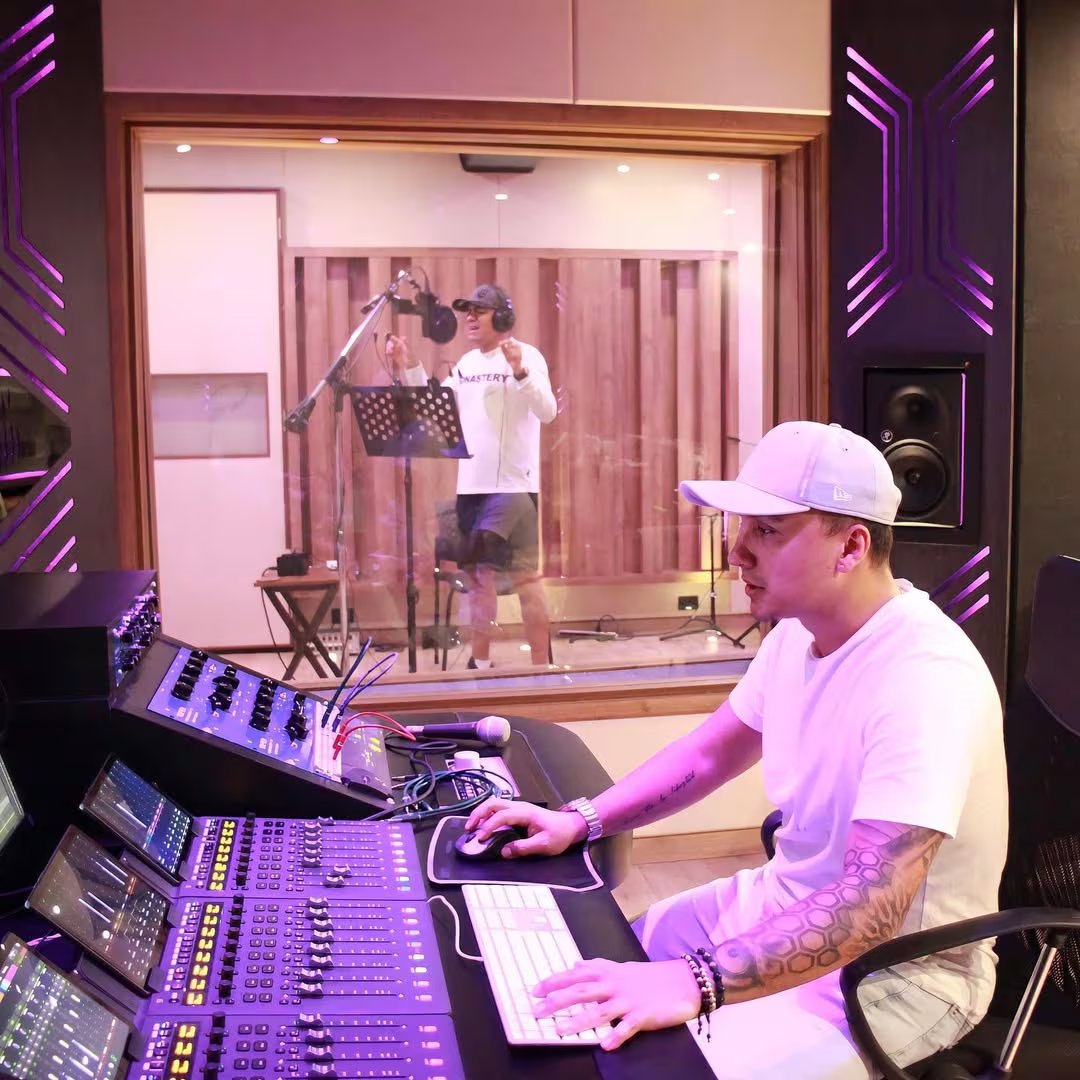 “Ahí hay música por toneladas”, dijo Yeison Jiménez en su último mensaje de voz, reflejando su entusiasmo y creatividad - crédito @salvajemusic/ Instagram