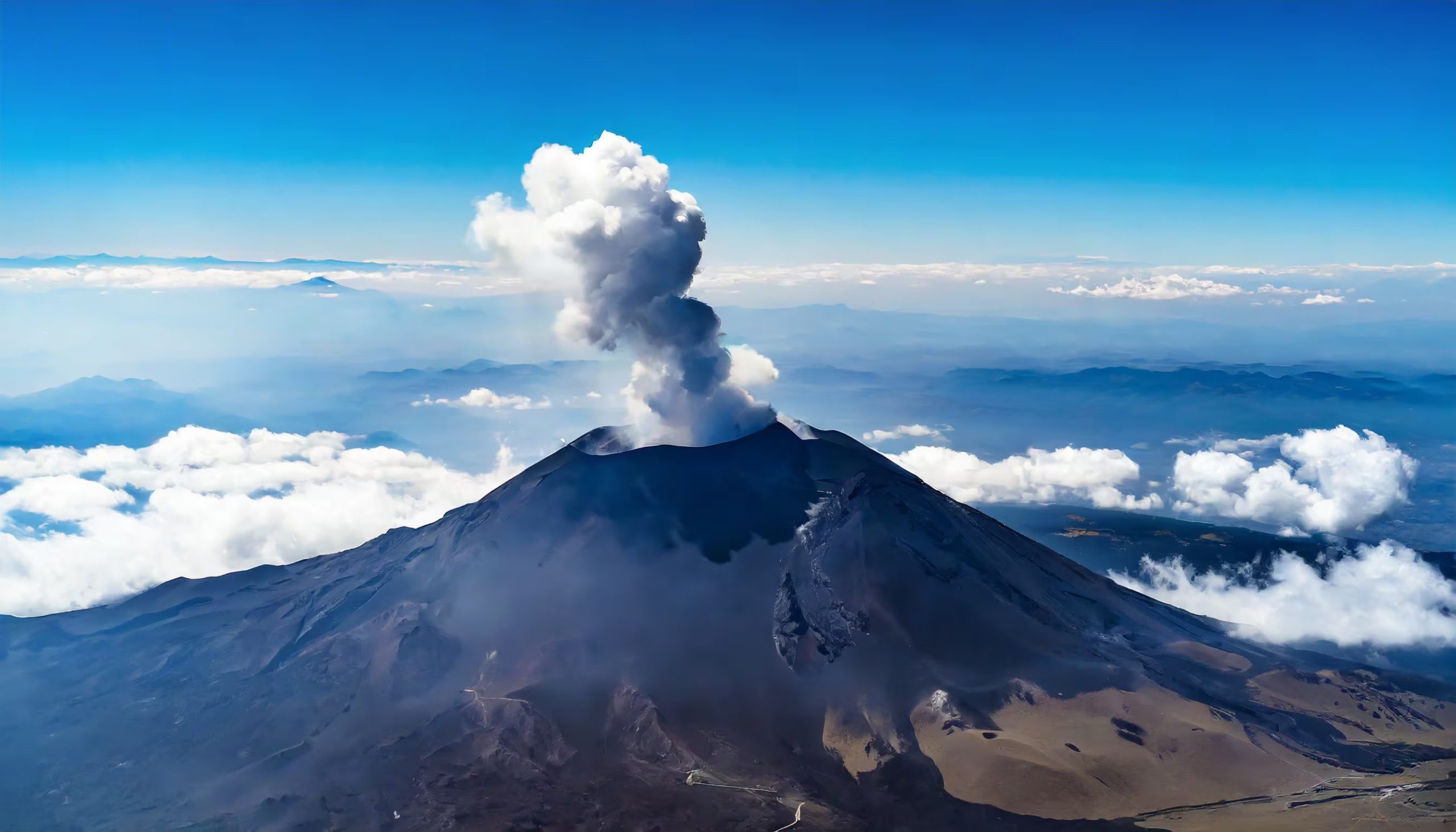 Científicos del MIT descartan que los grandes incendios y erupciones volcánicas expliquen el aumento reciente en la temperatura global (Imagen ilustrativa Infobae)