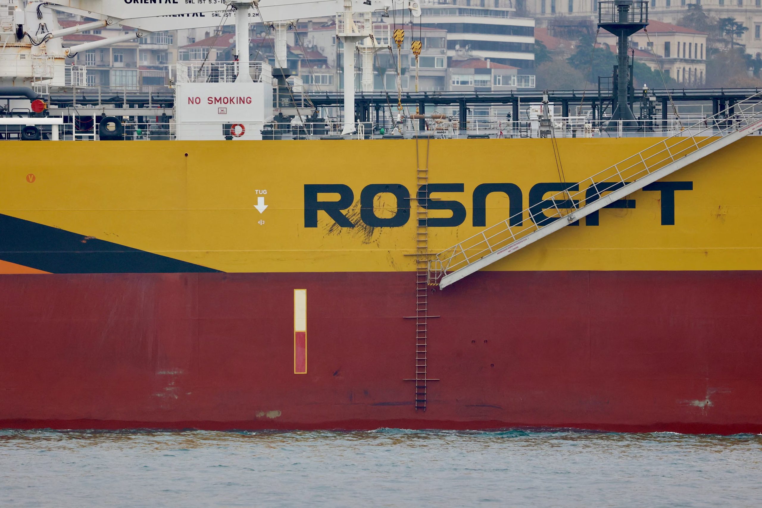 El petrolero de crudo de Rosneft con bandera rusa Akademik Gubkin transita por el Bósforo (REUTERS/Yoruk Isik/Foto de archivo)