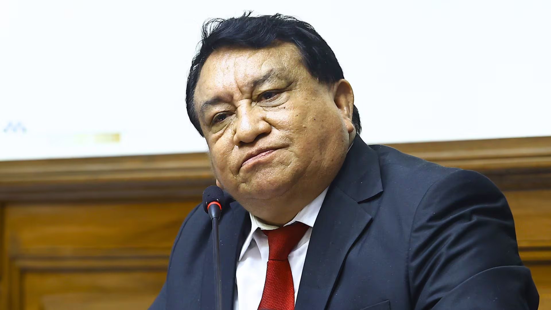 Sarmiento obtuvo el grado de Administración y Finanzas en la Universidad Telesup, fundada por Luna, y participó como candidata en procesos electorales por el partido Podemos