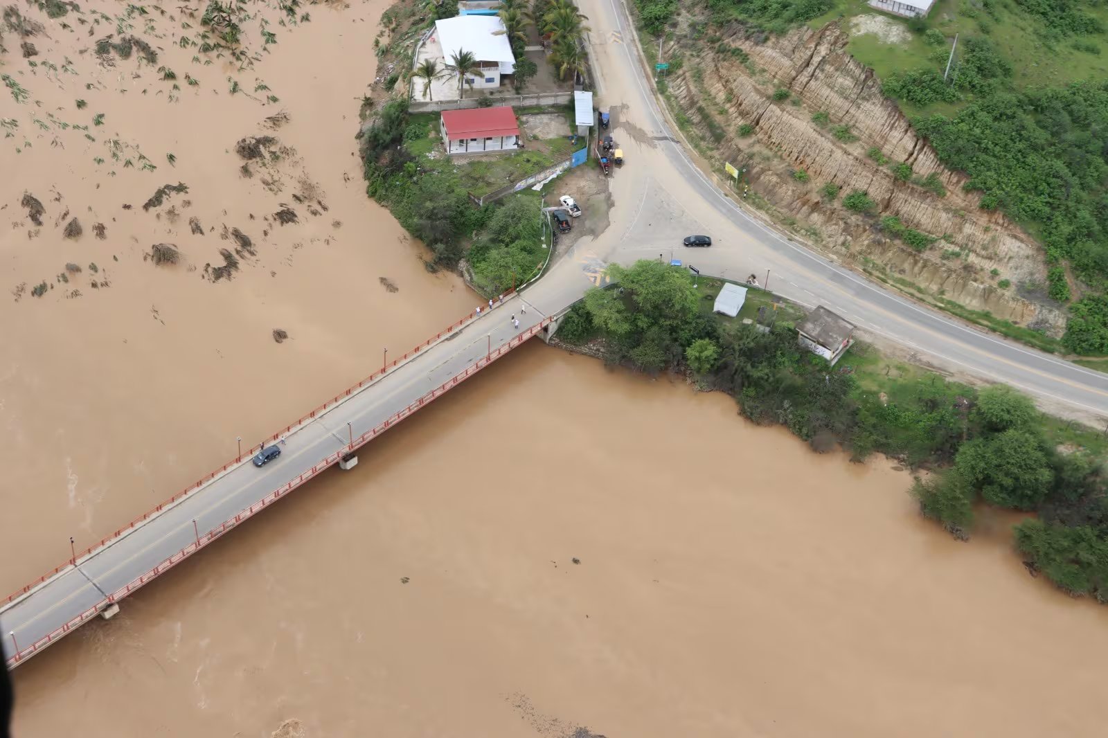 Las autoridades han restringido la circulación en diversos puentes mientras se realizan trabajos de reforzamiento. - Crédito: Milagros Rodríguez Pereyra