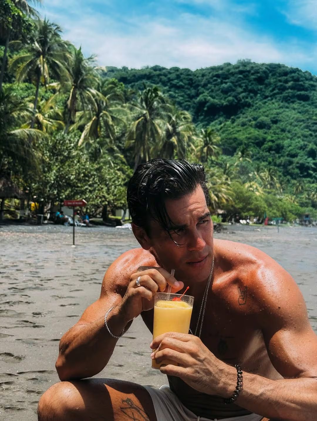 El actor Mario Casas disfrutó de las playas de El Salvador durante su visita al país, compartiendo momentos de descanso y turismo en la costa salvadoreña (Foto cortesía de Mario Casas).