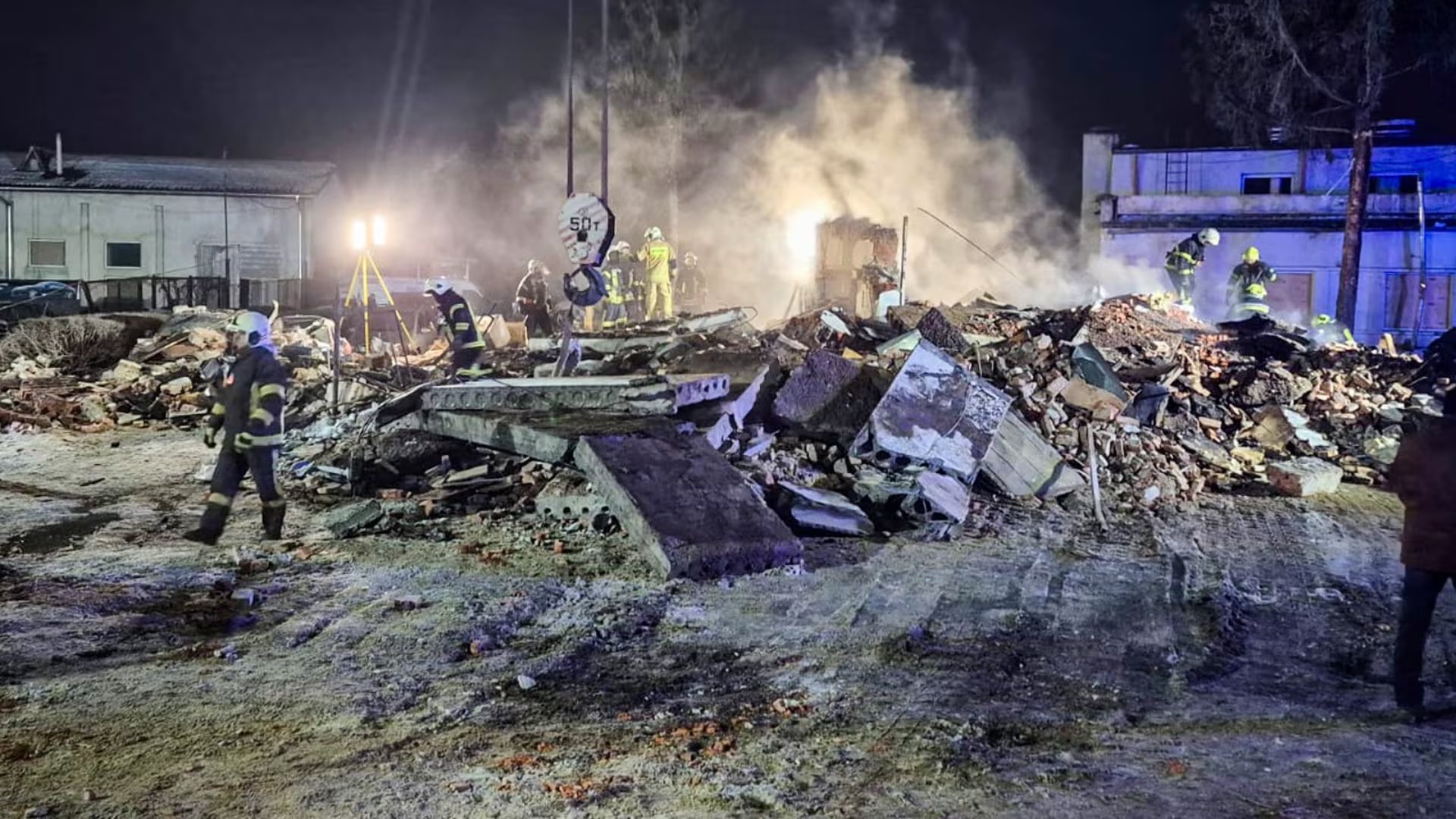 Los destrozos del ataque del viernes por la mañana en Lviv (Créditos: Servicio Estatal de Emergencias de Ucrania)