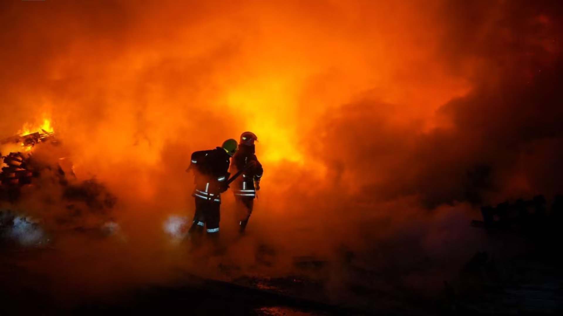 Rusia atacó por la noche la región de Odessa y bomberos y rescatistas del Servicio Estatal de Emergencias de Ucrania apagaron los incendios (Facebook)