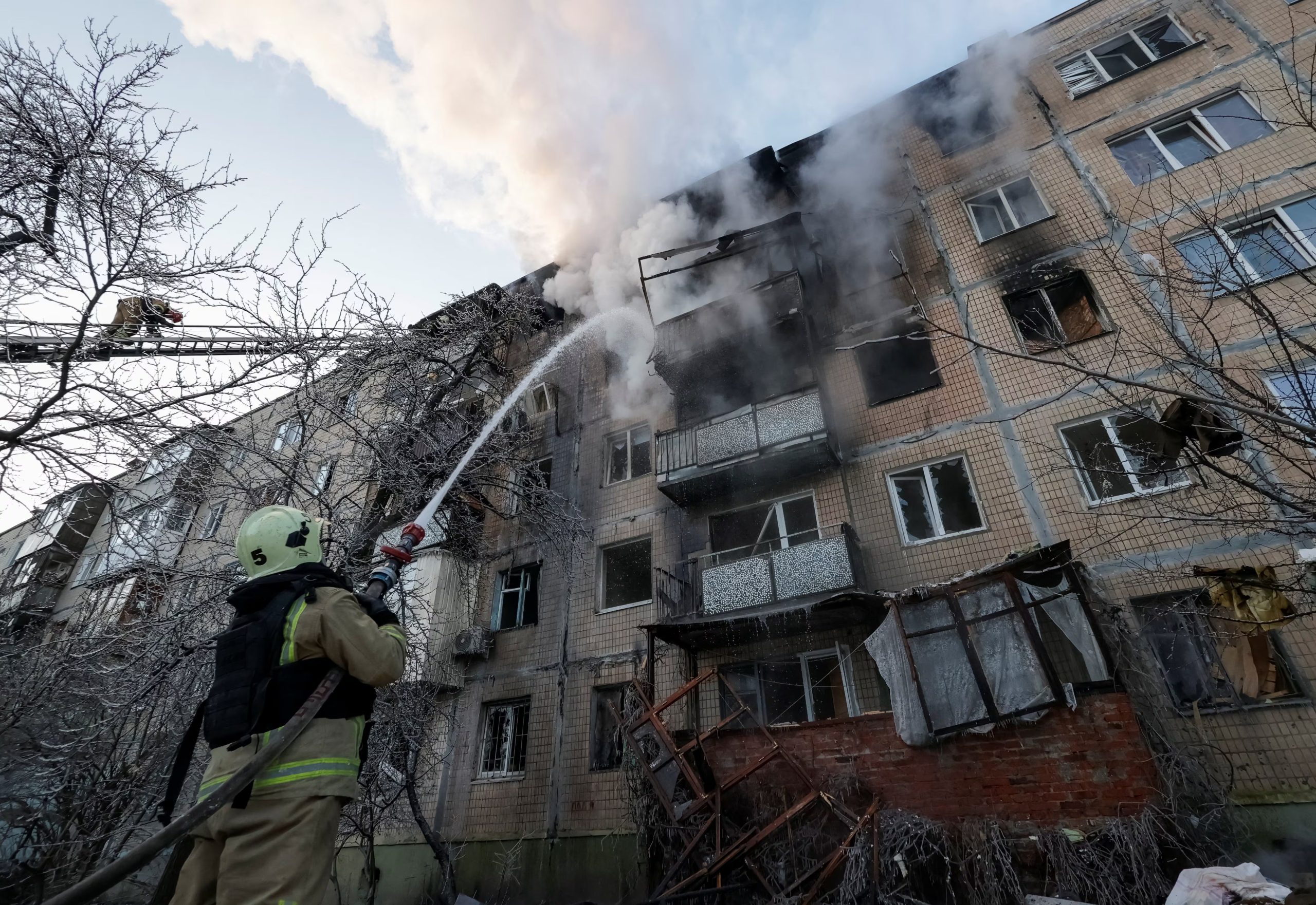 Los bomberos trabajan en el lugar del edificio de departamentos alcanzado por un ataque con drones rusos, el 3 de febrero (REUTERS/Sofia Gatilova)