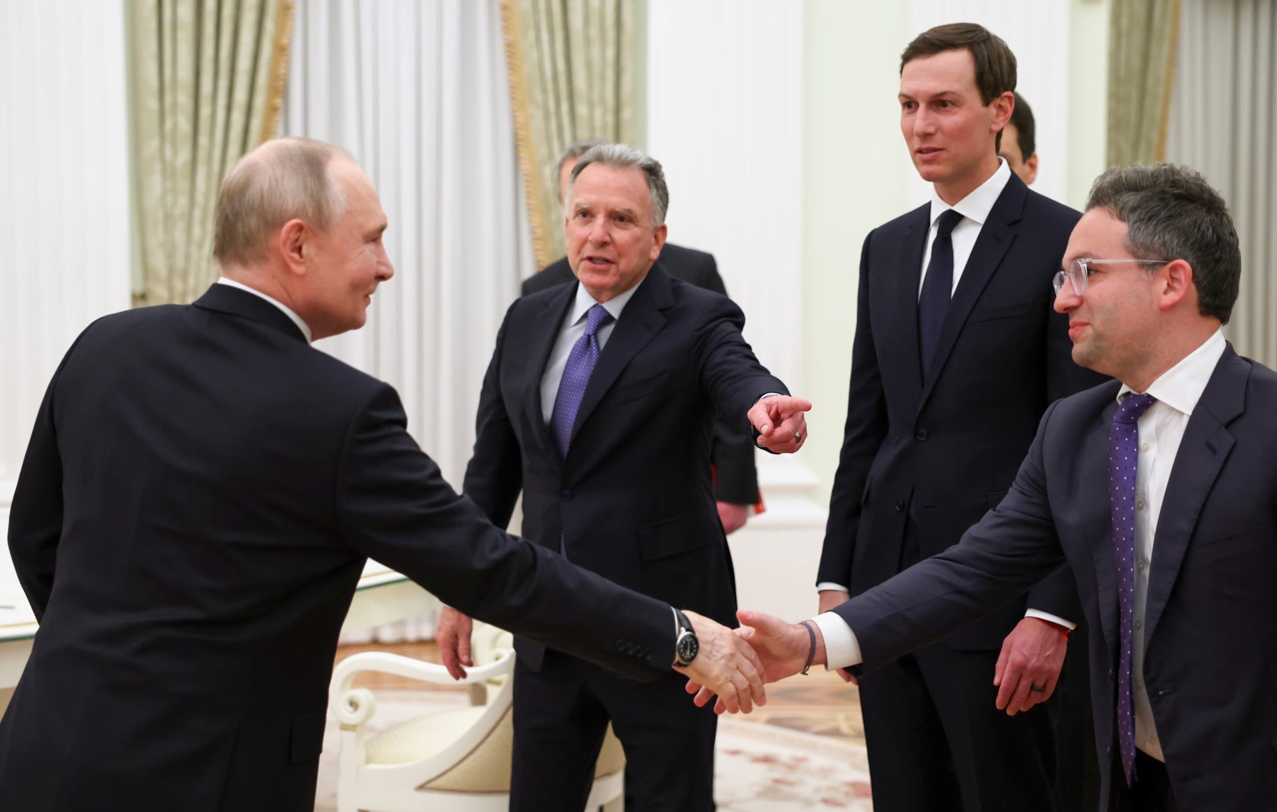 El presidente de Rusia, Vladímir Putin (izquierda), saluda a los enviados de su homólogo estadounidense Steve Witkoff (centro, izquierda), Jared Kushner (segundo por la derecha) y Josh Gruenbaum, jefe del Servicio Federal de Adquisiciones de la Administración de Servicios Generales, en el Palacio del Senado, en el Kremlin, Moscú, el 22 de enero de 2026 (Alexander Kazakov/Sputnik, Kremlin Pool Foto vía AP)