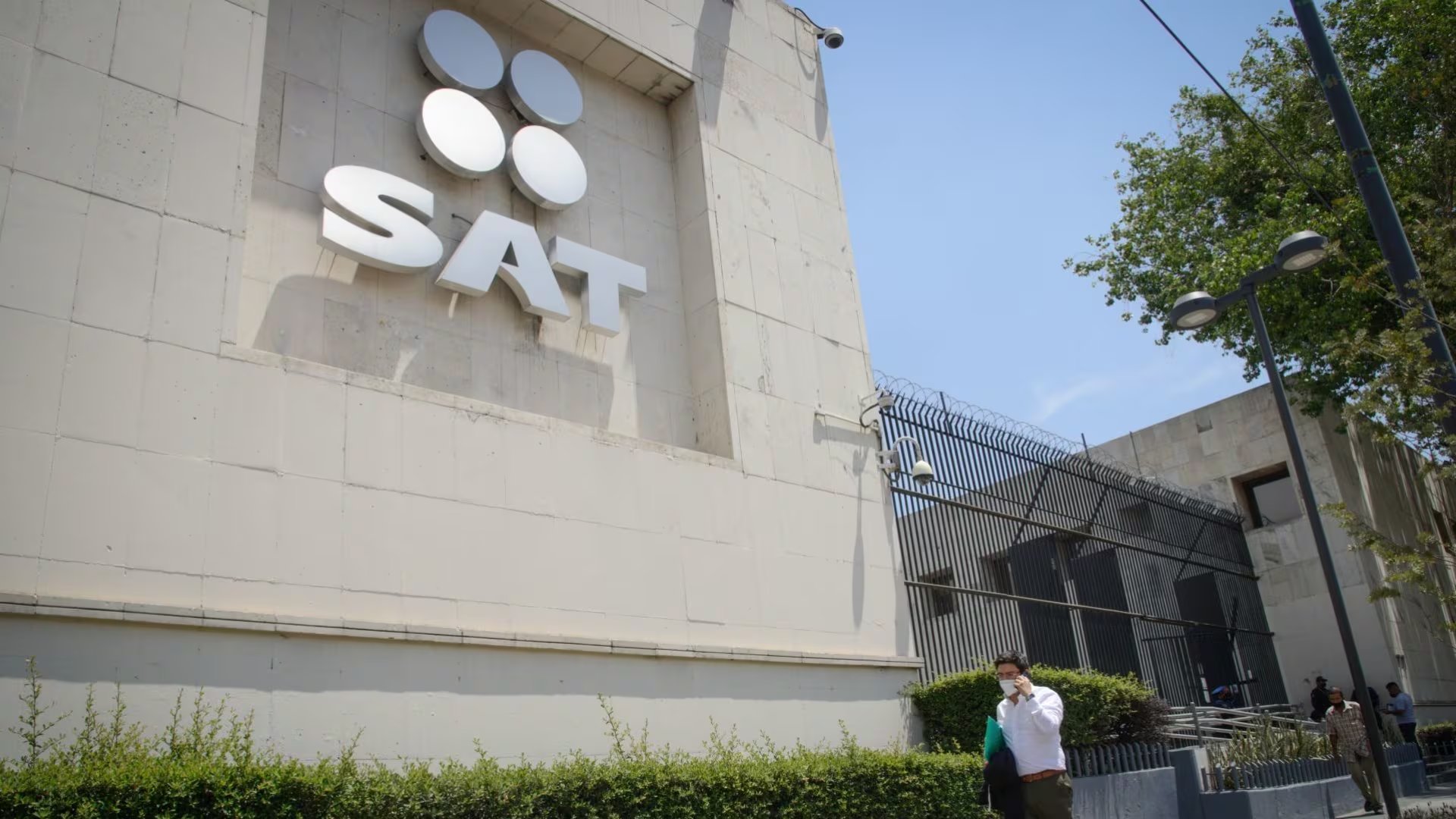 El SAT pidió a los contribuyentes mantenerse informados a través de sus canales oficiales para conocer la reanudación de servicios y la reprogramación de trámites presenciales.