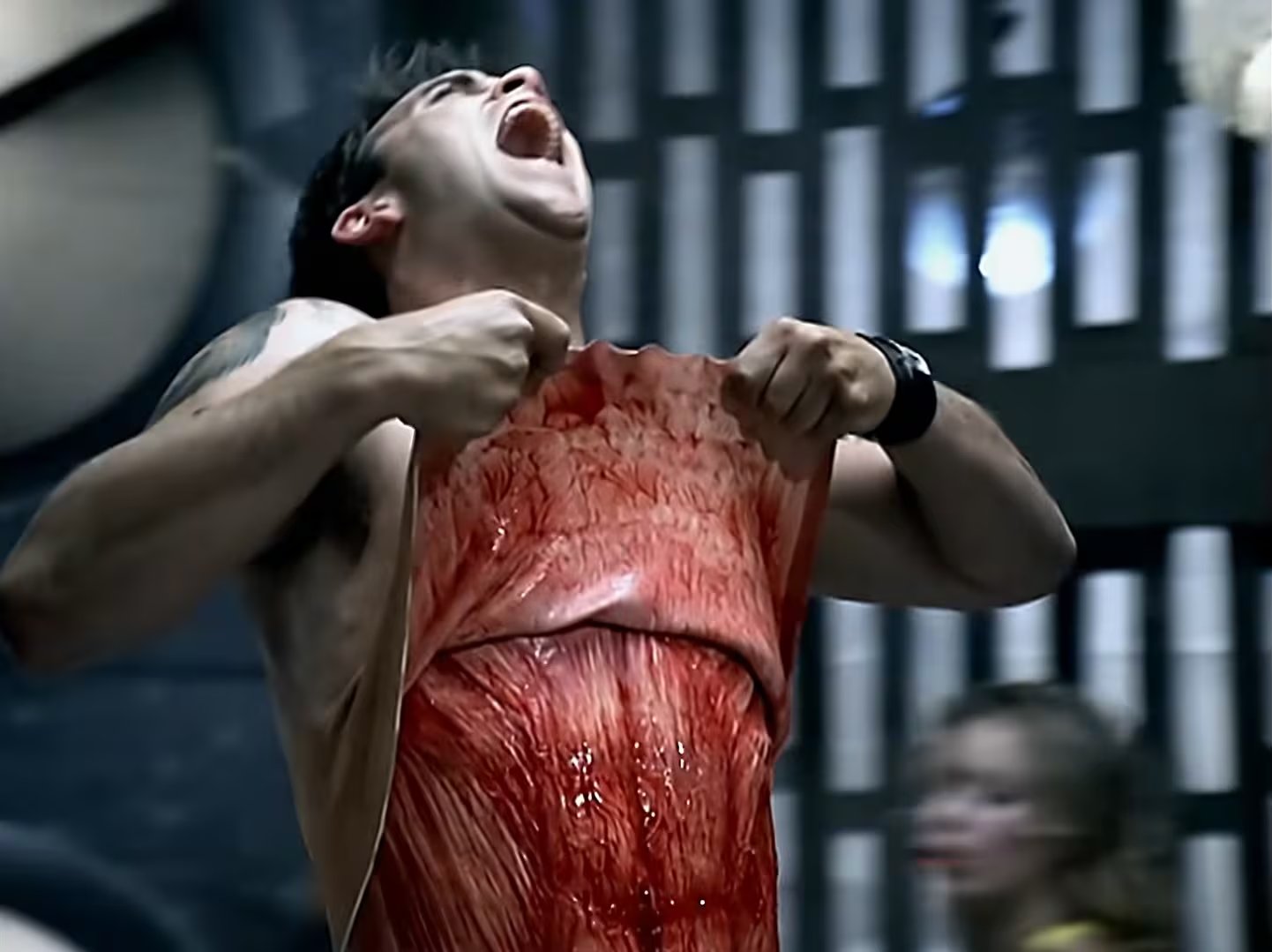 La polémica escena en la que Robbie Williams se arranca la piel generó fuertes reacciones y obligó a editar la versión original en varios países (YouTube/Robbie Williams)