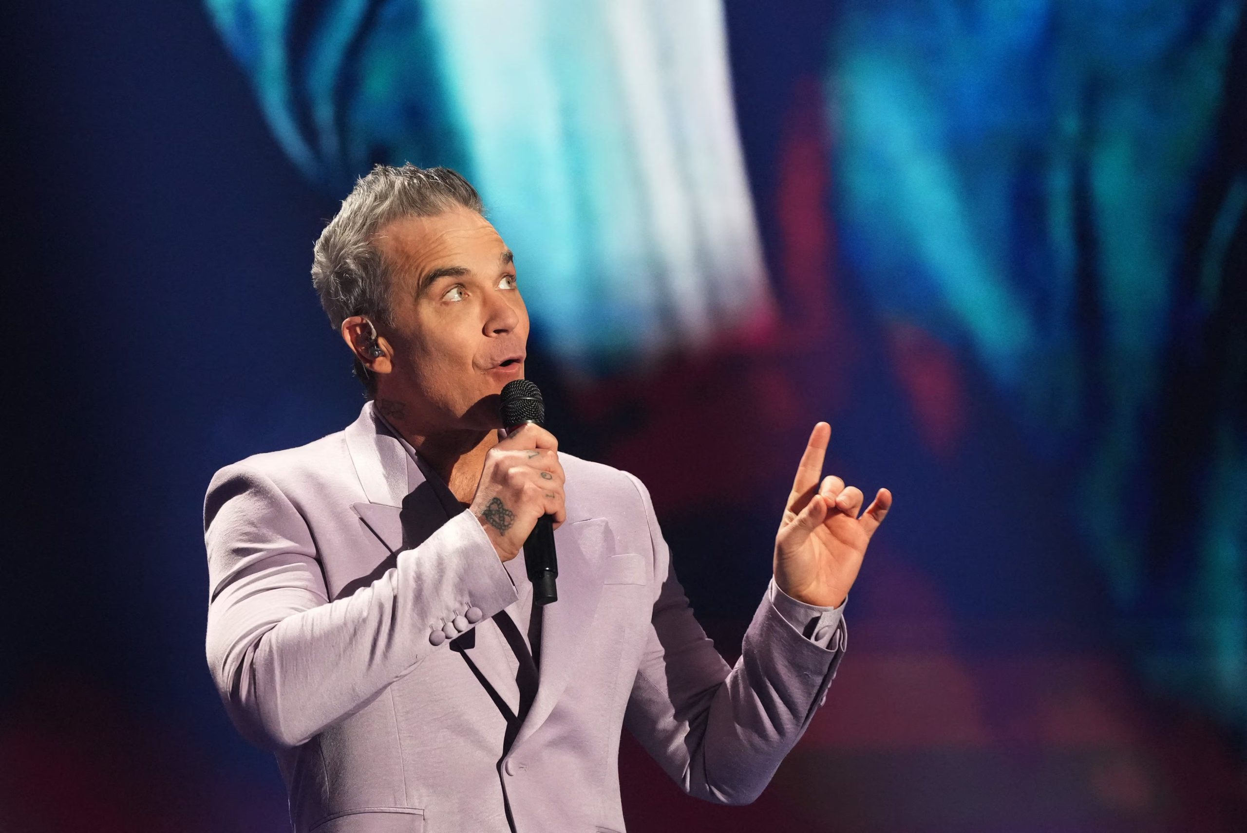 El lanzamiento adelantado del videoclip Rock DJ fue una estrategia clave que llevó a Robbie Williams a los primeros puestos de las listas del Reino Unido (REUTERS/Stephanie Scarbrough)