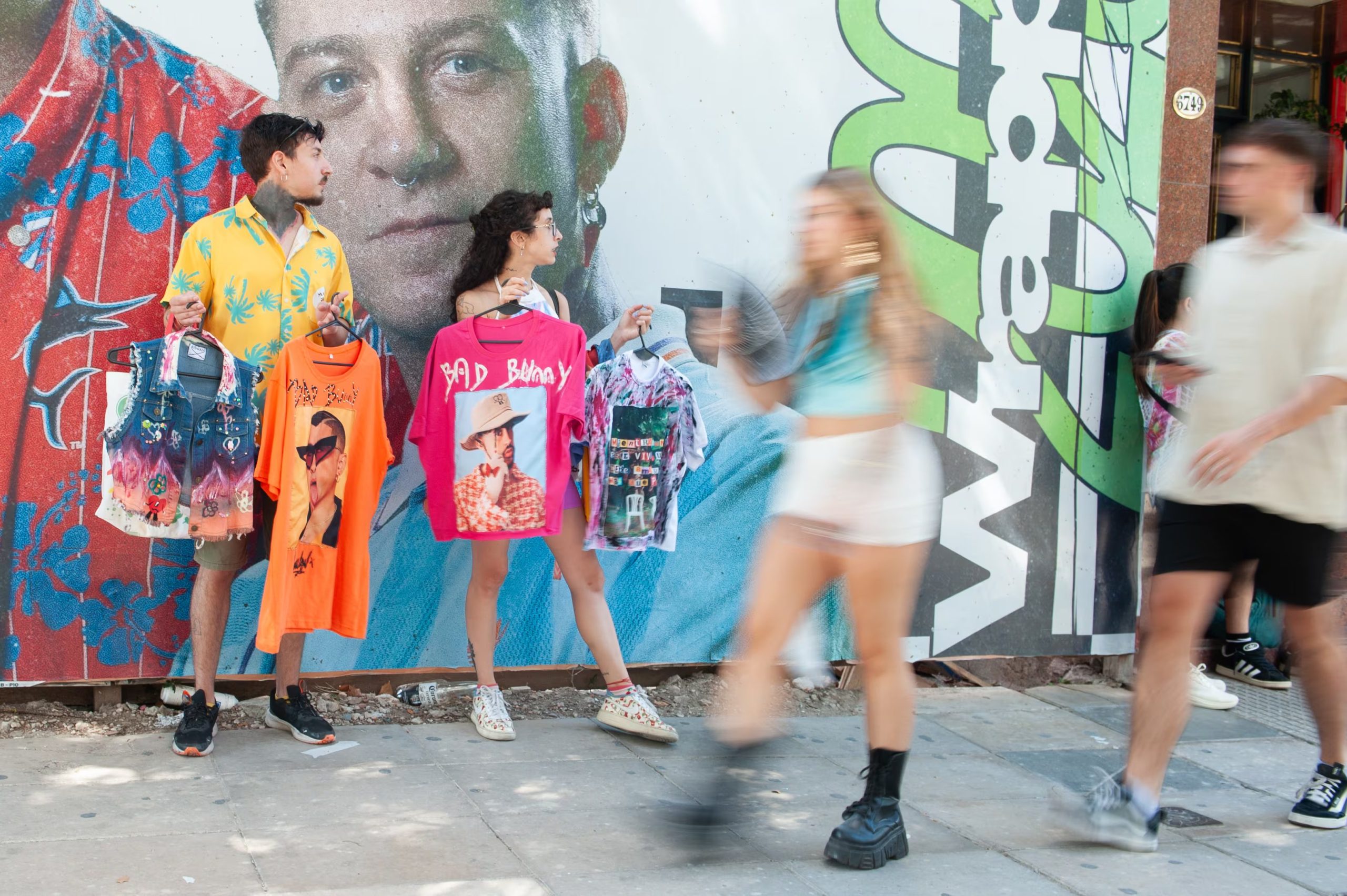 Remeras coloridas y chalecos customizados, parte del merchandising no oficial en la previa del recital (Jaime Olivos)