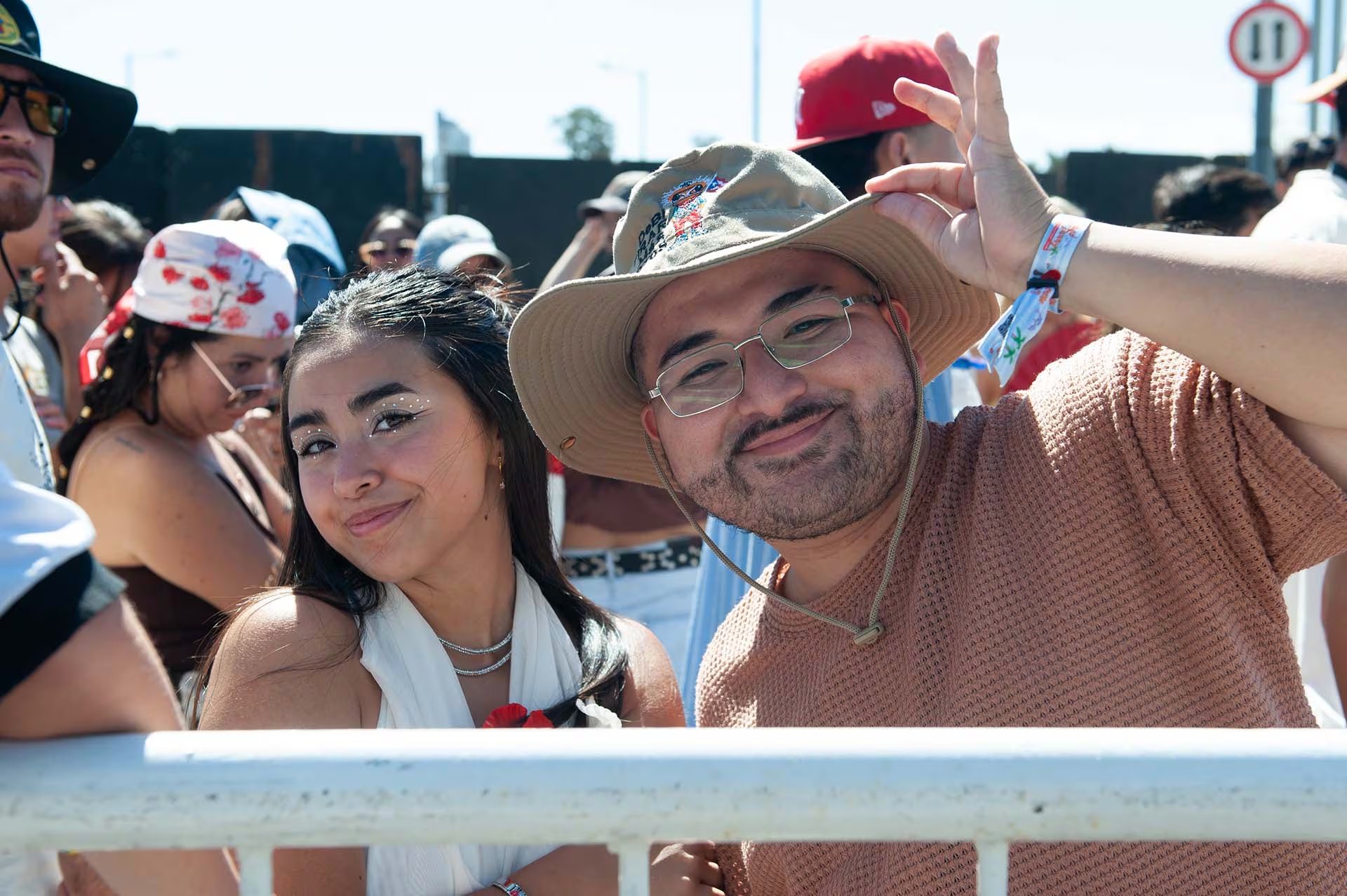 Sombreros y maquillaje brillante destacan entre los seguidores en la fila (Jaime Olivos)