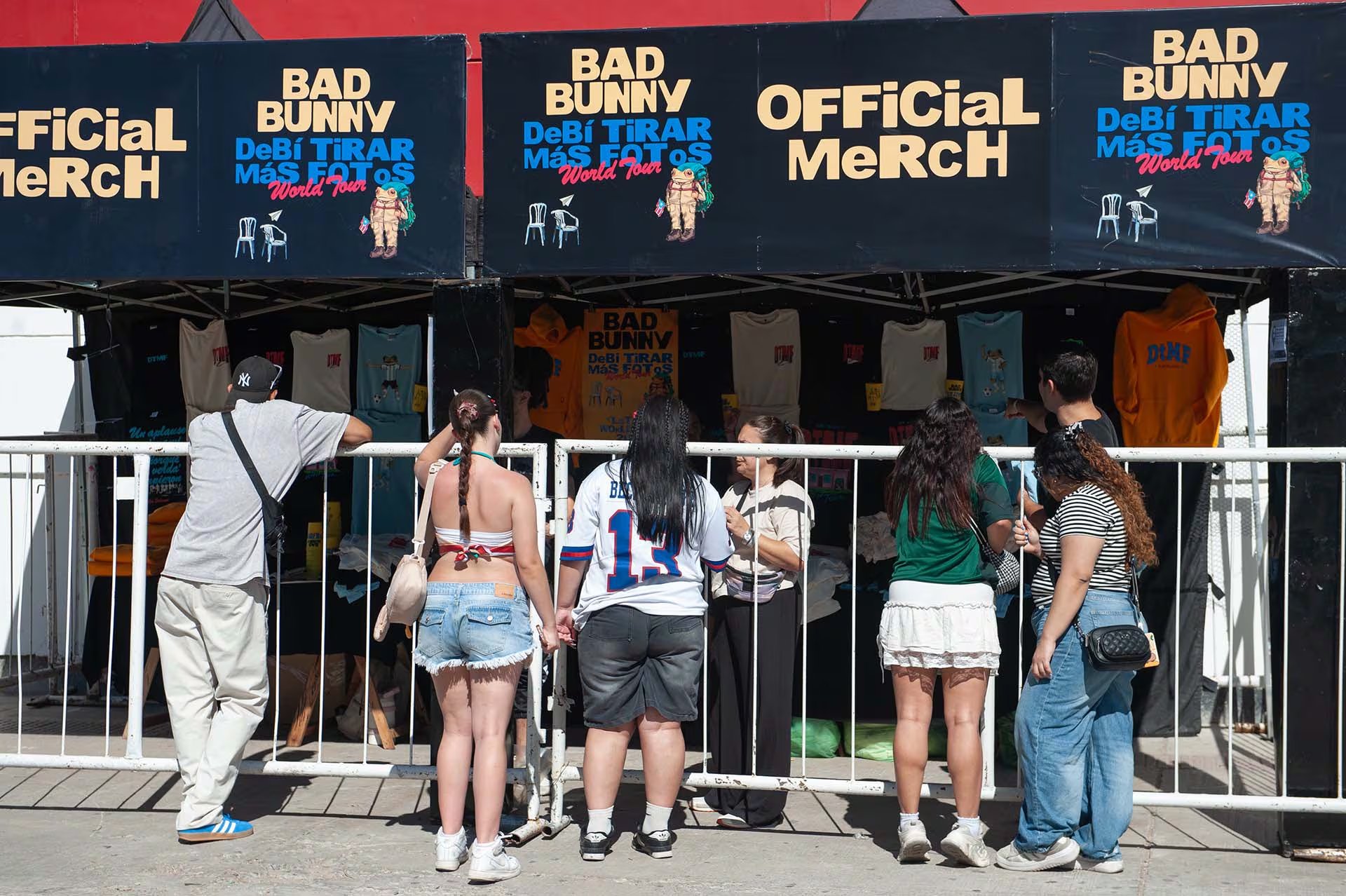 El puesto de merchandising oficial atrae a los fans que buscan recuerdos del World Tour de Bad Bunny (Jaime Olivos)