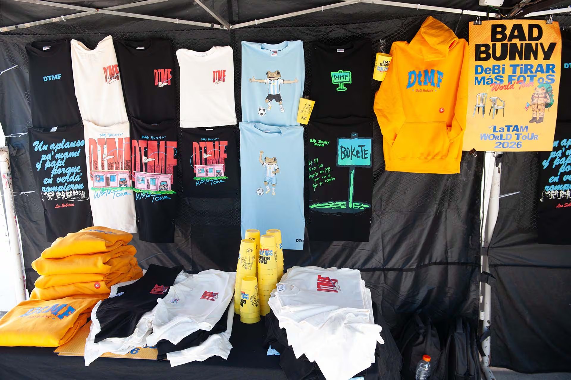 Camisetas, buzos, vasos y posters con frases del artista, protagonistas en la venta oficial antes del show (Jaime Olivos)