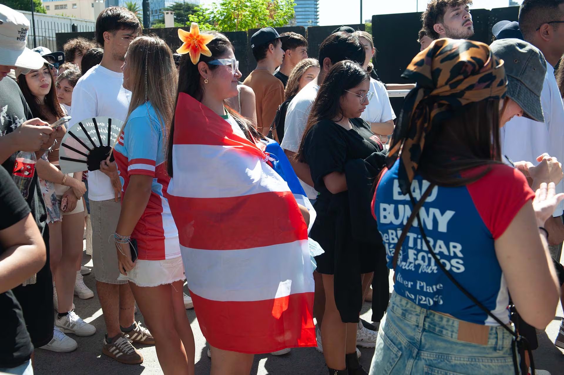La bandera de Puerto Rico y las flores en el cabello marcan la identidad de los seguidores en la previa (Jaime Olivos)