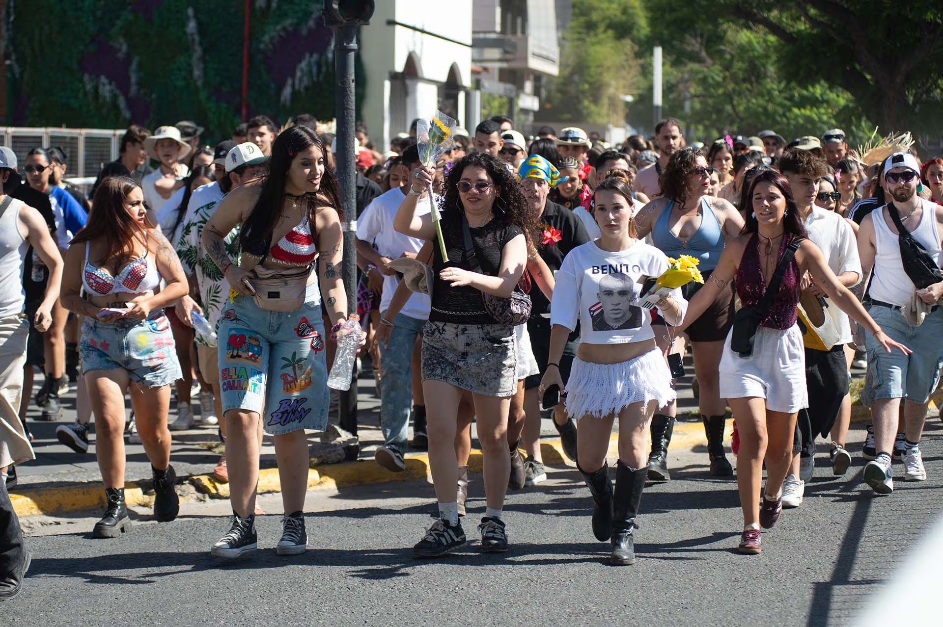 Fanáticas con camisetas de “Benito” y flores recorren la avenida principal rumbo al recital (Jaime Olivos)