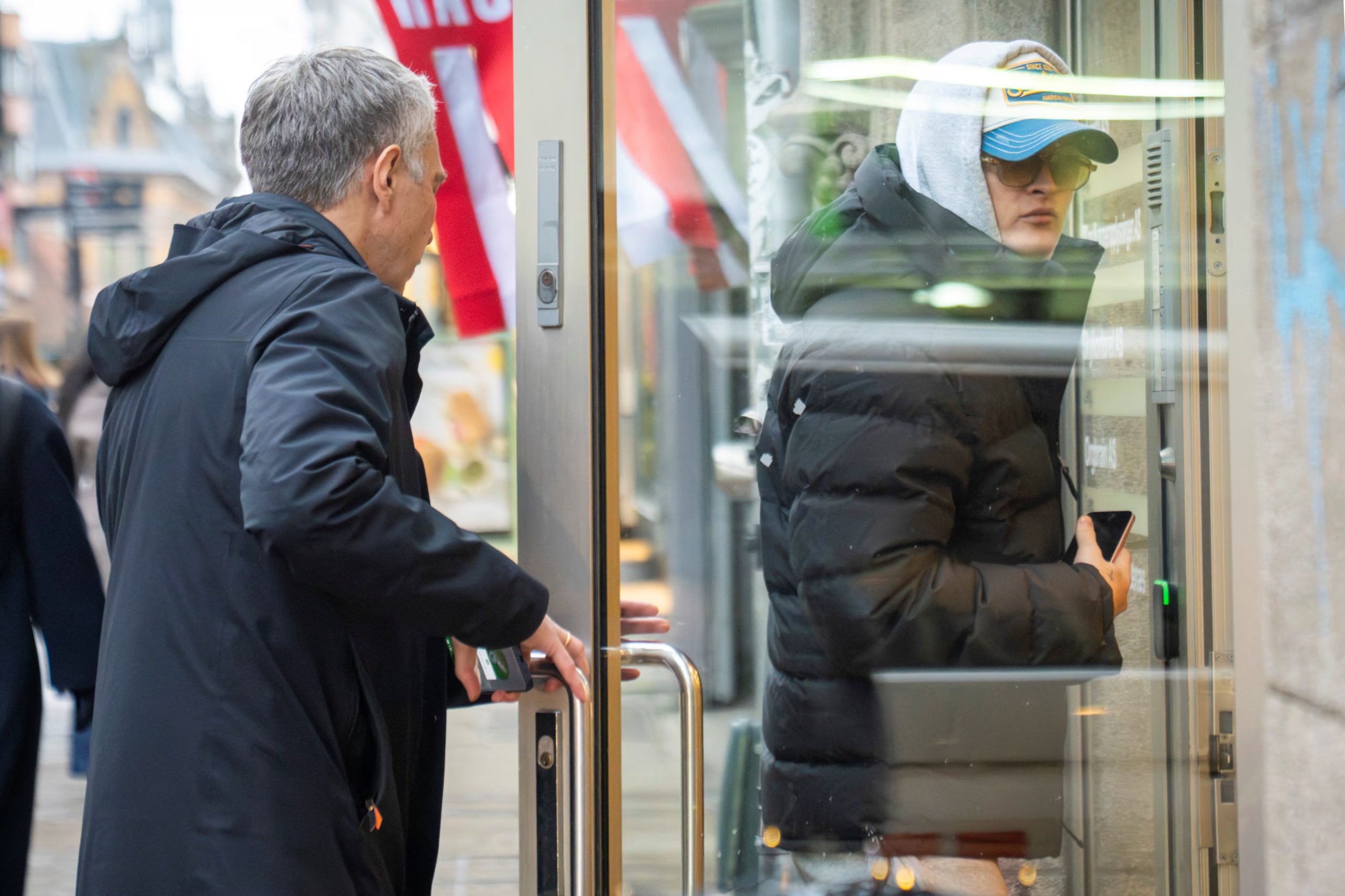 Marius Borg Hoiby y el abogado Petar Sekulic se dirigen a una reunión en Oslo el lunes por la tarde, después de que fuera acusado de nuevos delitos en Oslo, Noruega, el 19 de enero de 2026. (NTB/Heiko Junge /vía REUTERS).